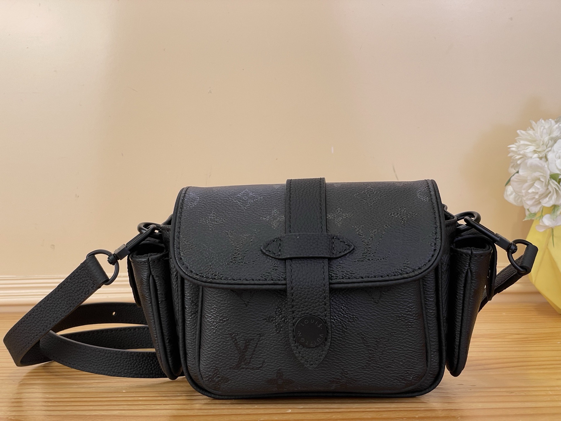 NO:763035,Top original order [CARGO Mini Handbag] m26726 Black flower silk screen This Cargo mini handbag is made of Monogram Midnight Jm coated canvas with subtle Monogram pattern. Matte metal parts, micrograin leather trim and detachable and adjustable shoulder straps are rich in exquisite details. It has a main compartment and a front pocket for easy access to daily needs. Dimensions 23 x 14 x 10 cm 5516065 (Length x Height x  width),19860909顶级原单【CARGO 迷你手袋】 m26726 黑花丝印 本款 Cargo 迷你手袋为 Monogram Midnight Jm涂层帆布含蓄点缀 Monogram 图案.哑光金属件、微粒面皮革饰边和可拆卸并调节的肩带丰富考究细节.内设主隔层与前袋,方便取放日常所需. 尺寸23 x 14 x 10 厘米 5516065 (长度 x 高 x 宽),,Bag