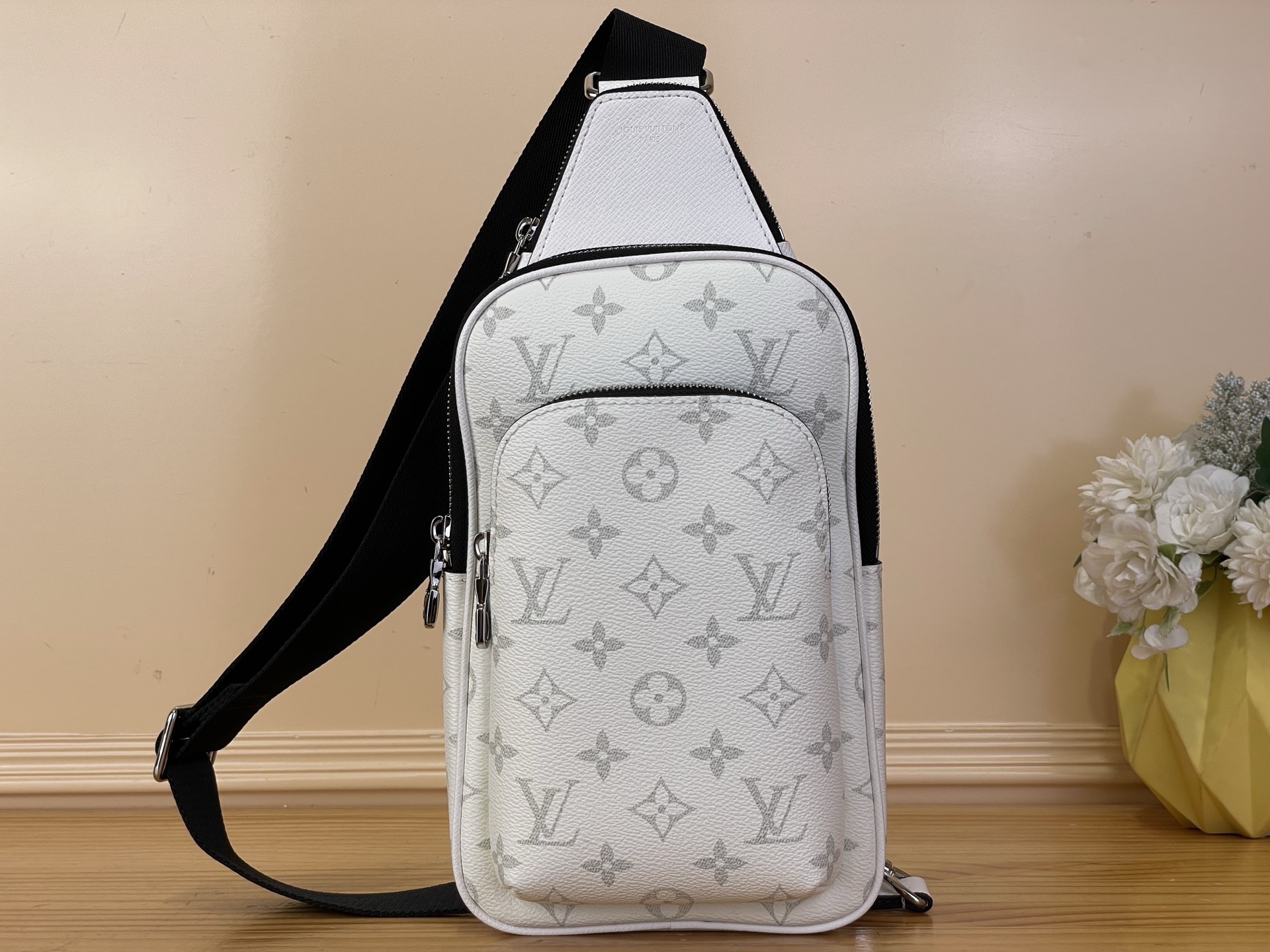 NO:763032,Top original item [Sac Avenue Slingbag M] m28397 White Flower Bold and elegant, this Avenue Slingbag M bag is distinguished by its tonal Monogram db canvas and Taigarama hr cowhide leather. This piece is sublimated by a black adjustable shoulder strap, providing a spacious main compartment, a zippered front pocket and small triangular pocket at the shoulder strap attachment.  Dimensions: 16x33x5.7 cm. 4915055 (length x height x width),,cowhide19860909顶级原单【Sac Avenue Slingbag M】m28397 白花 大胆而优雅,这款Avenue Slingbag M包以其同色系的Monogram db帆布和Taigarama hr牛皮而著称.这件作品由黑色可调节肩带升华,提供宽敞的主隔间、一个拉链前袋和肩带附件处的小三角形口袋. 尺寸16x33x5.7厘米.4915055（长x高x宽）,,cowhide,Bag