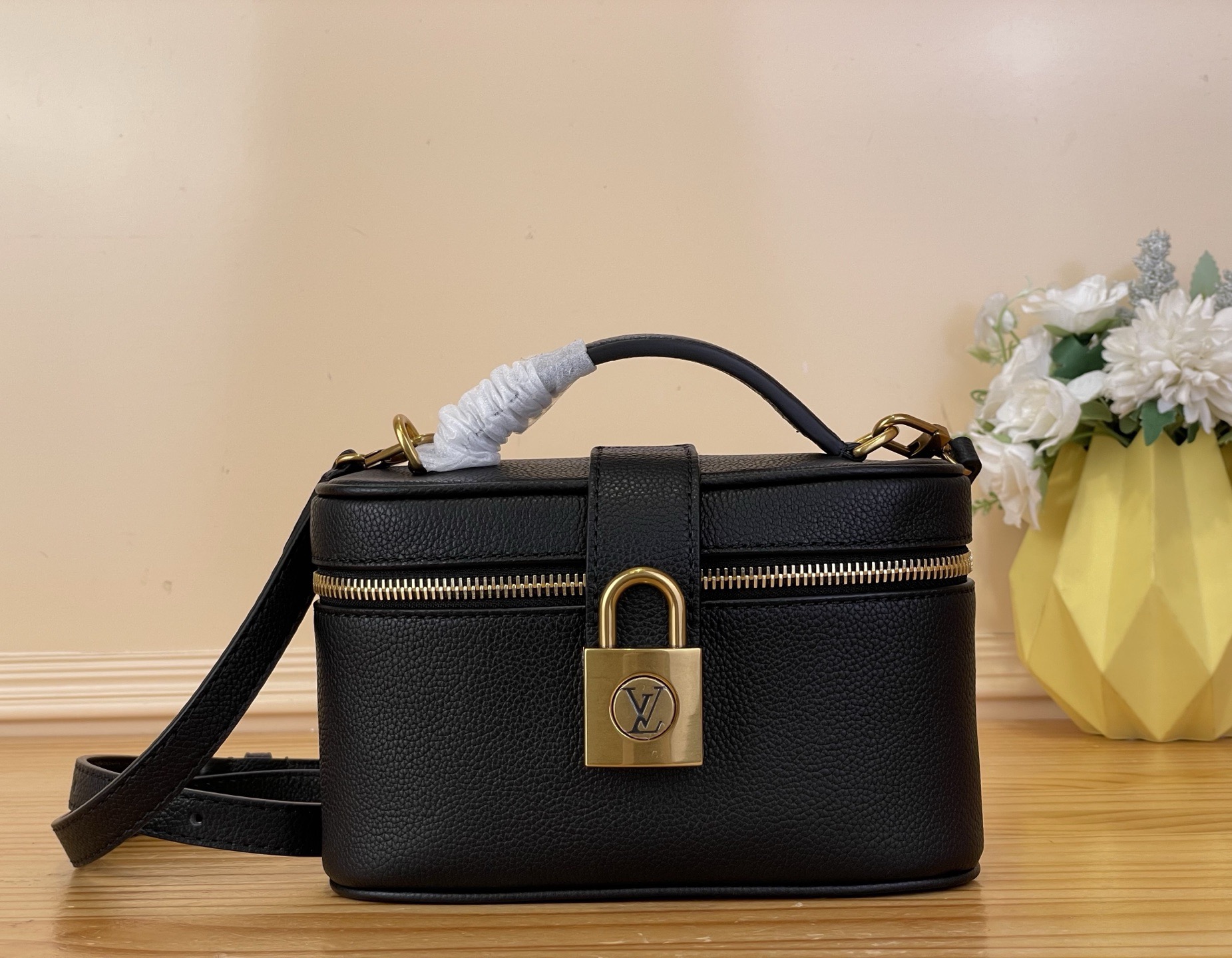 NO:763048,Top original item [LOW KEY VANITY OUCH handbag] m27505 black Low Key Vanity ouch ys handbag is renewed with elegant colors. The body and trim are cut out of cow leather, and the iconic padlock is shaped into old brass. There is ample space to accommodate daily needs, and the single handle and detachable shoulder strap provide multiple styling possibilities. Dimensions 19 x 12 x 5.5 cm. 6617075 (length x height x  wide),,cowhide19860909顶级原单【LOW KEY VANITY OUCH 手袋】 m27505 黑 Low Key Vanity ouch ys手袋以典雅色彩焕新.牛皮革裁出包身及饰边,做旧黄铜塑造标志性挂锁.充裕空间可容纳日常所需,单手柄和可拆卸肩带提供多种造型可能. 尺寸19 x 12 x 5.5 厘米.6617075 (长度 x 高 x 宽),,cowhide,Bag