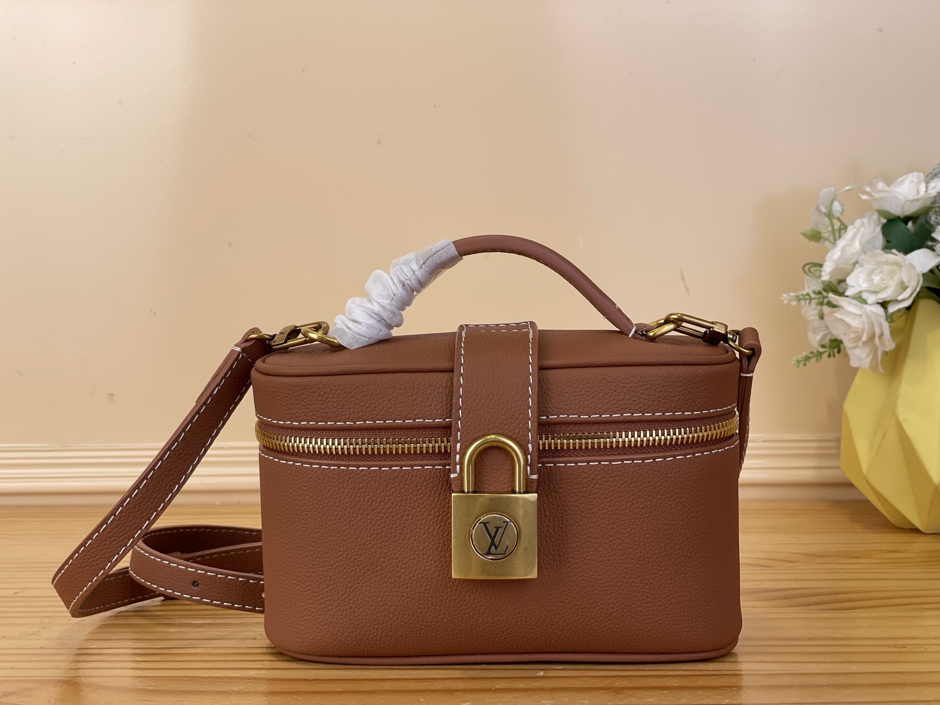 NO:763046,Top original item [LOW KEY VANITY OUCH handbag] m27505 brown Low Key Vanity ouch ys handbag is renewed with elegant colors. The body and trim are cut out of cow leather, and the iconic padlock is shaped into old brass. There is ample space to accommodate daily needs, and the single handle and detachable shoulder strap provide multiple styling possibilities. Dimensions 19 x 12 x 5.5 cm. 6617075 (length x height x  wide),,cowhide19860909顶级原单【LOW KEY VANITY OUCH 手袋】 m27505 棕色 Low Key Vanity ouch ys手袋以典雅色彩焕新.牛皮革裁出包身及饰边,做旧黄铜塑造标志性挂锁.充裕空间可容纳日常所需,单手柄和可拆卸肩带提供多种造型可能. 尺寸19 x 12 x 5.5 厘米.6617075 (长度 x 高 x 宽),,cowhide,Bag