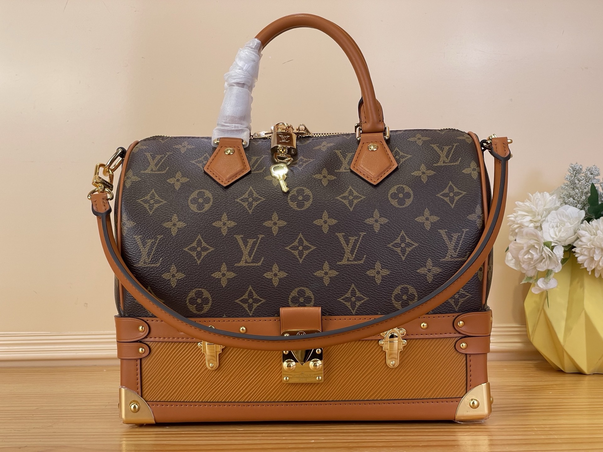 NO:763042,Top original order [SEEDY BANDOULIRE 30 handbag] m29199 color matching This Out Of The Trunk st series Seedy 30 handbag continues the original design's celebration of free expression and the spirit of travel. It uses a flexible leather base and metal corners to pay tribute to the brand's archive hard box configuration, and then renders the Monogram pattern on the upper part. The appropriate size includes an internal patch pocket, which can properly store travel needs. Size 30 x 26 x  14.5 cm 981991050 (length x height x width),19860909顶级原单【SEEDY BANDOULIRE 30 手袋】 m29199 拼色 本款 Out Of The Trunk st系列 Seedy 30 手袋延续原版设计对自由表达与旅行精神的赞颂,以柔韧皮革基底和金属包角致敬品牌典藏硬箱构型,再为上半部分渲染 Monogram 图案.恰宜尺寸囊括内贴袋,可妥善收纳出行所需. 尺寸30 x 26 x 14.5 厘米 981991050 (长度 x 高 x 宽),,Bag