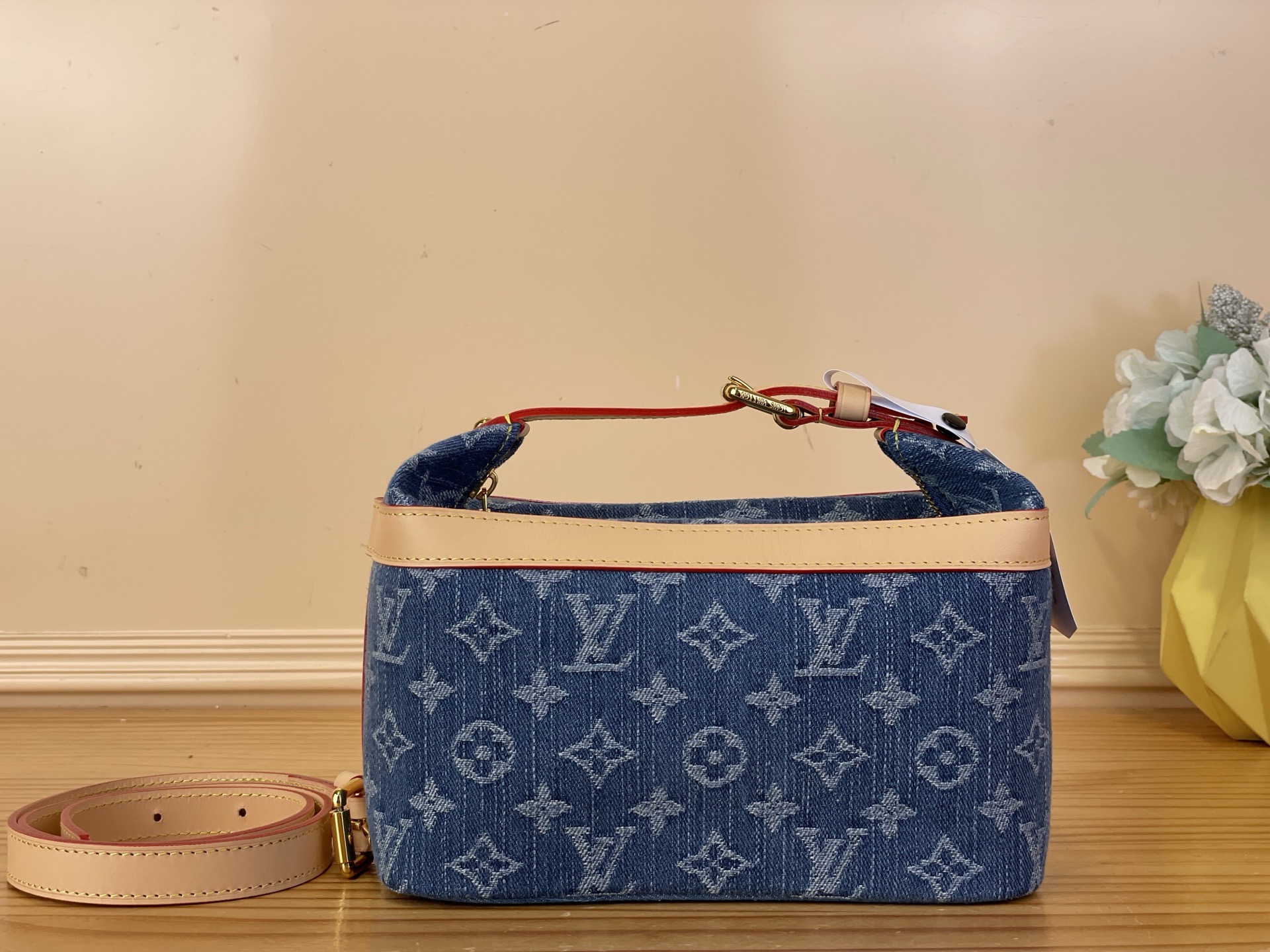 NO:763038,Top original CRUISER toilet bag] m27945 blue/denim Monogram denim gives the elegant Cruiser toilet bag a casual and leisurely atmosphere. The chic top cow leather handle is equipped with a buckle, borrowing the design of the Cruiser 45 18 travel bag, and complementing the top strap of the same material. The compact size can be easily packed into most bags, providing a sophisticated choice for storing cosmetics. 22 x 13.5 x  12 cm 4215055 (length x height x width),,cowhide19860909顶级原单CRUISER 盥洗袋】m27945 蓝色/牛仔 Monogram 丹宁布赋予优雅 Cruiser 盥洗袋一抹随性悠然气息.别致顶部牛皮革手柄配以搭扣,借鉴 Cruiser 45 18旅行袋设计,与同材质顶部饰带相映成趣.小巧尺寸可轻松装入多数包袋,为收纳化妆品提供考究之选. 22 x 13.5 x 12 厘米 4215055 (长度 x 高 x 宽),,cowhide,Bag