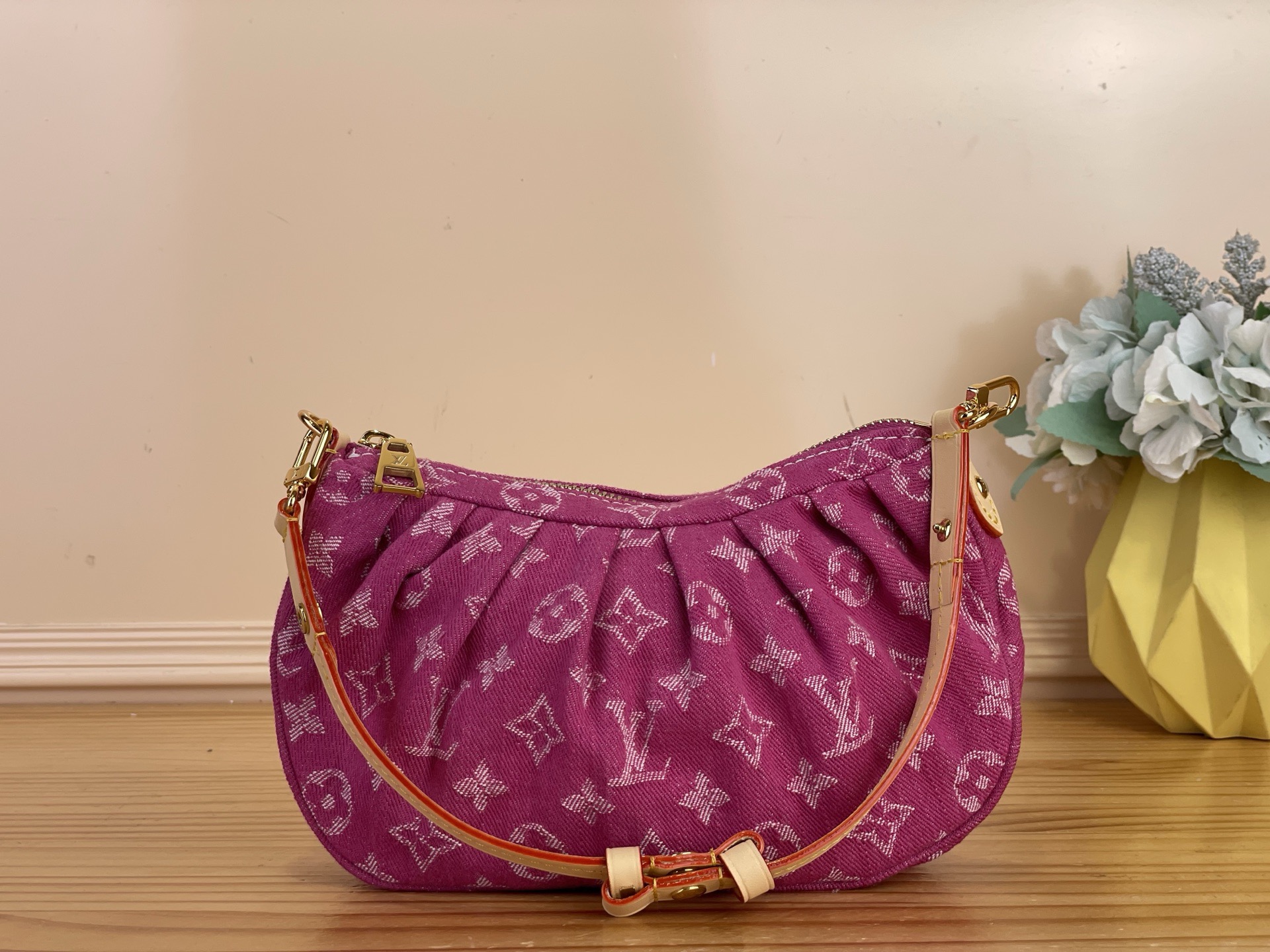 NO:763062,Top original order [OCHETTE VALLEY handbag] M13571 blue/denim m28327 rose red/denim ochette Valley hl handbag is made of Monogram cotton denim, with contrasting cow leather trim and dazzling metal parts, giving the classic design a modern style. Remove the handle and transform it into a clutch. Size 15 x 7 x 21 cm 4815055,,handbag,cowhide19860909顶级原单【OCHETTE VALLEY 手袋】 M13571 蓝色/ 牛仔 m28327 玫红色/牛仔 ochette Valley hl手袋取材 Monogram 棉质丹宁布,搭配撞色牛皮革饰边和耀目金属件,令经典设计绽放摩登风范.取下手柄即可化身手拿包. 尺寸15 x 7 x 21 厘米 4815055,,handbag,cowhide,Bag