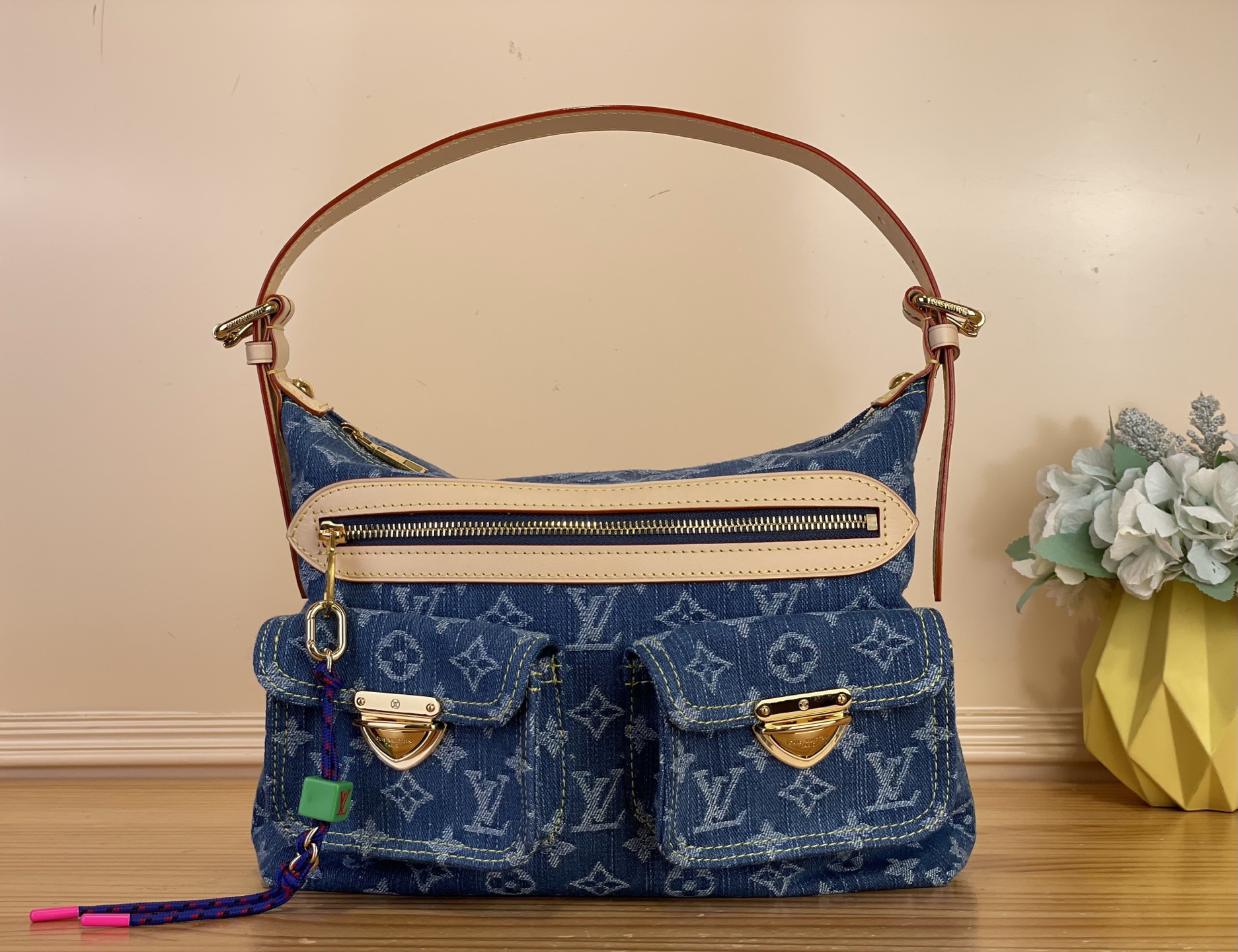 NO:763078,Top original order [BAGGY handbag] m27329 blue/denim Denim Rendez-Vous series presents a new limited edition Baggy sj handbag, which is cleverly decorated with a fun zipper puller. The classic denim bag body is paired with contrasting leather trim and metal parts, and each front pocket is decorated with unique buckles. The right size can be used to store the things you need for a weekend trip in the city, and can also store your lipstick. Dimensions 30 x 22 x 13 cm  6517075 (length x height x width),19860909顶级原单【BAGGY 手袋】 m27329 蓝色/牛仔 Denim Rendez-Vous 系列呈献新款限量 Baggy sj手袋,以趣致拉链头挂饰巧妙点睛.经典丹宁布包身搭配撞色皮革饰边与金属件,每个前袋均点缀别致插扣.恰宜尺寸可收纳城市周末出游所需,亦可安放心仪唇膏. 尺寸30 x 22 x 13 厘米 6517075 (长度 x 高 x 宽),,Bag