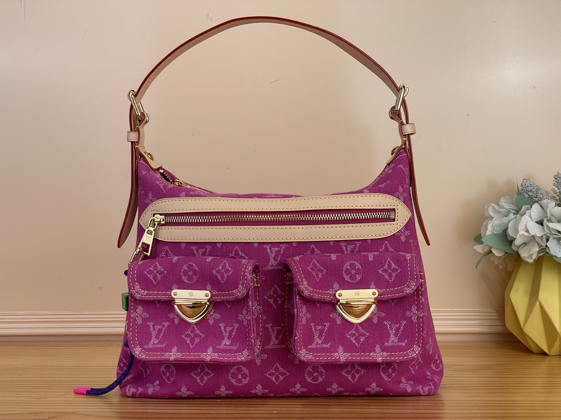 NO:763047,Top original order [BAGGY handbag] m27329 blue/denim m28266 rose red Denim Rendez-Vous sj series presents a new limited edition Baggy handbag, which is cleverly decorated with a fun zipper puller. The classic denim bag body is matched with contrasting leather trim and metal parts, and each front pocket is embellished with chic buckles. The right size can store the things you need for a weekend trip in the city, and you can also put your favorite lipstick. Size 30 x  22 x 13 cm 6517075 (length x height x width),19860909顶级原单【BAGGY 手袋】 m27329 蓝色/牛仔 m28266 玫红色 Denim Rendez-Vous sj系列呈献新款限量 Baggy 手袋,以趣致拉链头挂饰巧妙点睛.经典丹宁布包身搭配撞色皮革饰边与金属件,每个前袋均点缀别致插扣.恰宜尺寸可收纳城市周末出游所需,亦可安放心仪唇膏. 尺寸30 x 22 x 13 厘米 6517075 (长度 x 高 x 宽),,Bag