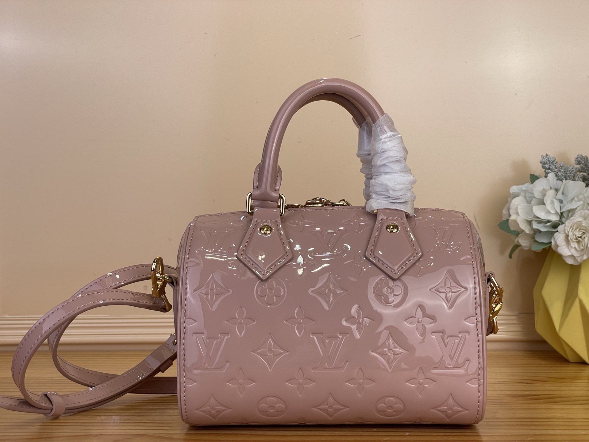 NO:766847,Top original order [Seedy Bandoulière 20] m27170 apricot pink/patent leather. This glazed iconic Seedy Bandouli ere20 collection belongs to the LV Mirage series and presents an elegant desert sand color. It is made of iconic Monogram Emreinte st leather and is embellished with a gold-toned padlock and the iconic logo inlaid on the decorative chain.  The LV flower patterns complement each other. The size is designed appropriately, enough to accommodate necessities. It can be worn cross-body, on one shoulder, or carried by hand. Size 20.5x13.5x12 cm (length x height x width) 7018085,, louis vuitton19860909顶级原单【Seedy Bandoulière 20】m27170 杏粉色/漆皮 这款经过上光处理的标志性SeedyBandouli ere20典藏版属于LV Mirage系列,呈现出优雅的沙漠沙色系.它采用标志性的MonogramEmreinte st皮革制成,并点缀有一枚金色色调的挂锁,与装饰链上镶嵌的标志性 LV花朵图案相映成趣.尺寸设计得当,足以容纳必需品,既可斜挎,单肩佩戴,也可手提携带. 尺寸20.5x13.5x12厘米(长x高x宽) 7018085,,louis vuitton,Bag