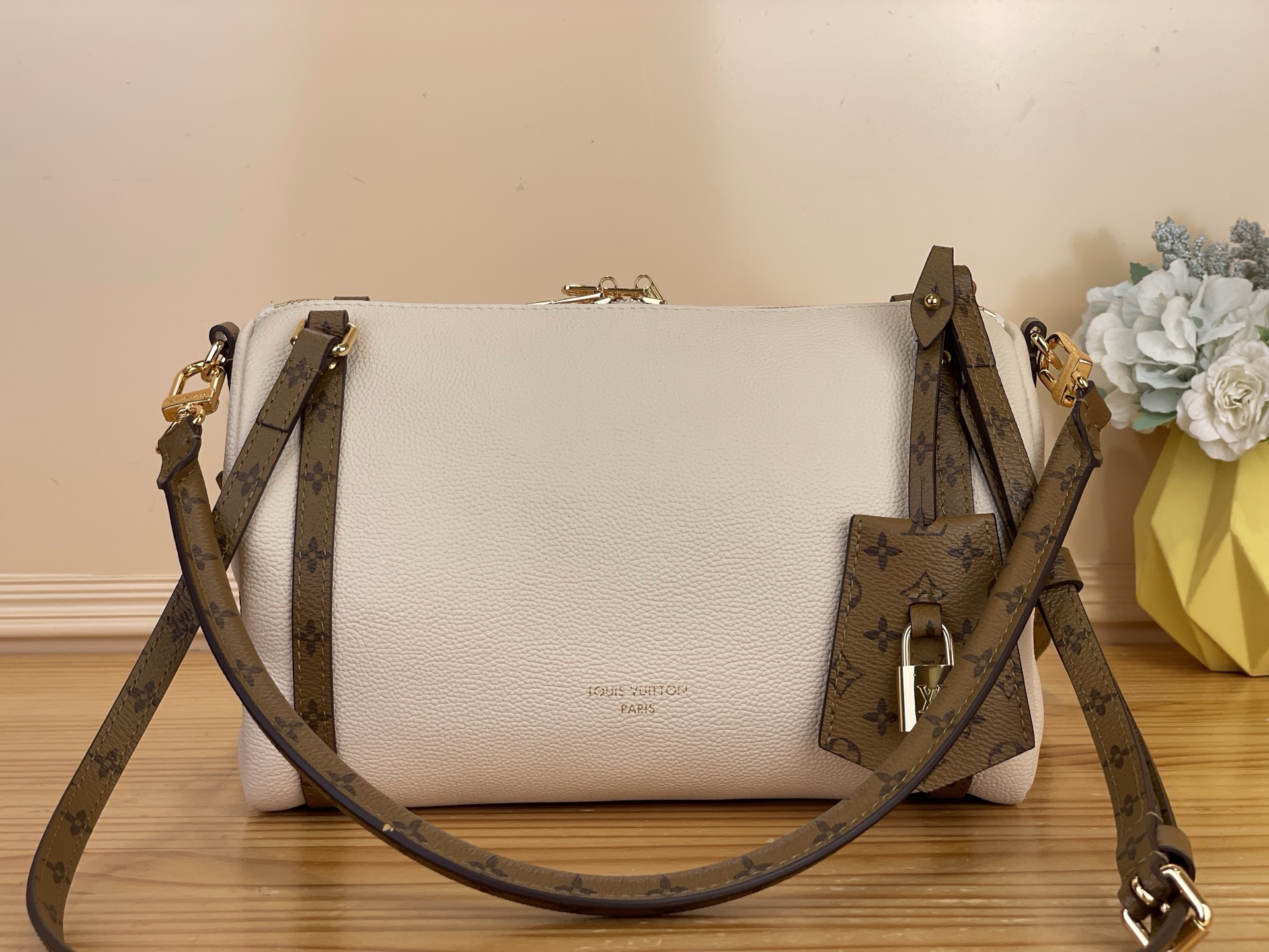NO:766880,Top original item [Exress small handbag] M29392 white/yellow pattern, made of cow leather, and Monogram sj canvas is used to mold details such as the key bag and shoulder strap. The internal space ensures neat storage, and the dazzling padlock can be connected to the zipper puller at will. Dimensions 26 x 17 x 13.5 cm 6517075,,cowhide19860909顶级原单【Exress 小号手袋】M29392 白色/拼黄花 取材牛皮革,以 Monogram sj帆布塑就钥匙包和肩带等细节.内部空间确保齐整收纳,耀目挂锁可随心衔接拉链头. 尺寸 26 x 17 x 13.5厘米 6517075,,cowhide,Bag
