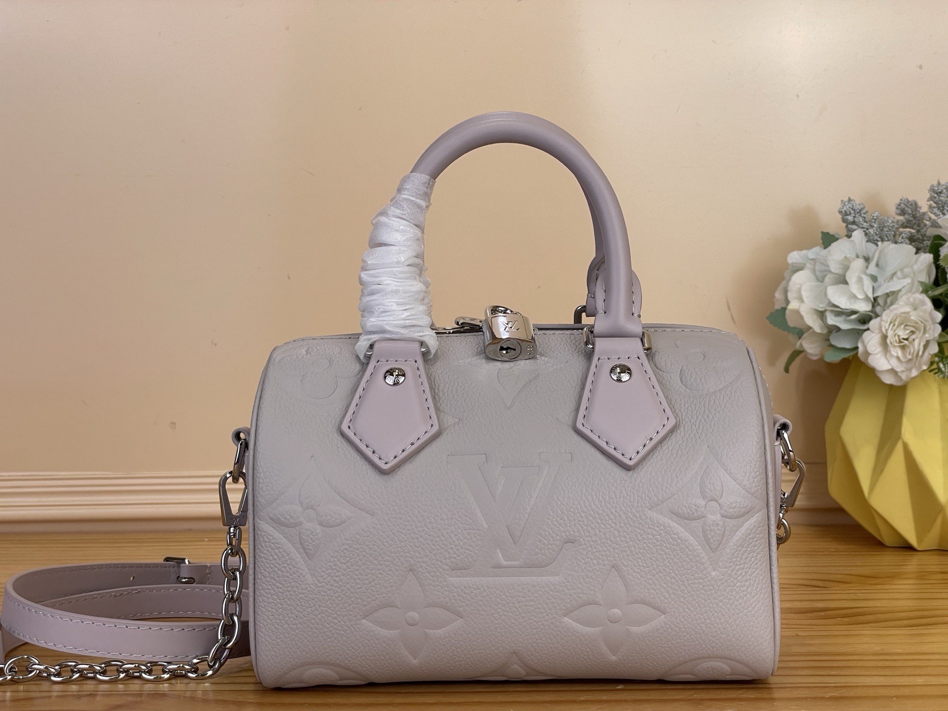 NO:766831,Top Original [Seedy Bandoulière 20] m28343 Light Gray Seedy 20 Bandoulière handbag is made of Monogram Emreinte sn leather in soft pastel colors. The unique shape of this bag is inspired by the House Seedy travel bag of the 1930s. The removable and adjustable chain strap allows for shoulder carry, while the two top handles allow for hand carry. Dimensions 20.5 x 13.5 x  12cm.6517975 (length x height x width),, travel bags19860909顶级原单【Seedy Bandoulière 20】m28343 浅灰色  Seedy 20 Bandoulière手提包由Monogram Emreinte sn皮革制成,采用柔和的柔和配色.这个包的独特形状灵感来自20世纪30年代的House Seedy旅行包.可拆卸和可调节的链条带可以肩背,而两个顶部手柄允许手提. 尺寸20.5 x 13.5 x 12厘米.6517975（长x高x宽）,,travel bags,Bag