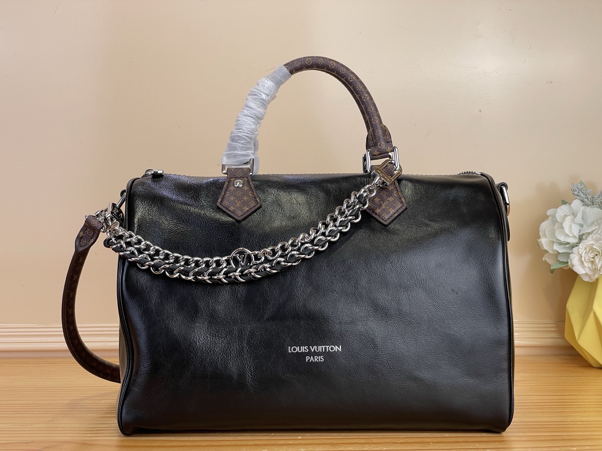 NO:766863,Top original order [SEEDY SOFT 30 handbag] m29419 black/oiled wax leather. This Seedy Soft 30 handbag is light in texture and interprets the classic design in a cool rock style to create a fashionable and eye-catching personality. It is made of glossy pleated leather and is trimmed with mini Monogram sj pattern canvas. It is specially designed for urban life and has various carrying methods. It is embellished with a unique chain LV Circle  Logo, adding sophisticated style. Plenty of space to accommodate laptops and other daily needs. Dimensions 30 x 21 x 17 cm 6318073.. (Length x Height x Width),,louis vuitton19860909顶级原单【SEEDY SOFT 30 手袋】m29419 黑色/油蜡皮 本款 Seedy Soft 30 手袋质感轻盈,以潮酷摇滚风格演绎经典设计,打造时尚瞩目的个性之作.采用光泽感褶皱皮革精制,搭配迷你 Monogram sj图案帆布饰边.专为都市生活而设计,背携方式多样,独具一格的链条点缀 LV Circle 标识,平添考究格调.充裕空间可容纳笔记本电脑等日常所需. 尺寸30 x 21 x 17 厘米6318073.. (长度 x 高 x 宽),,louis vuitton,Bag