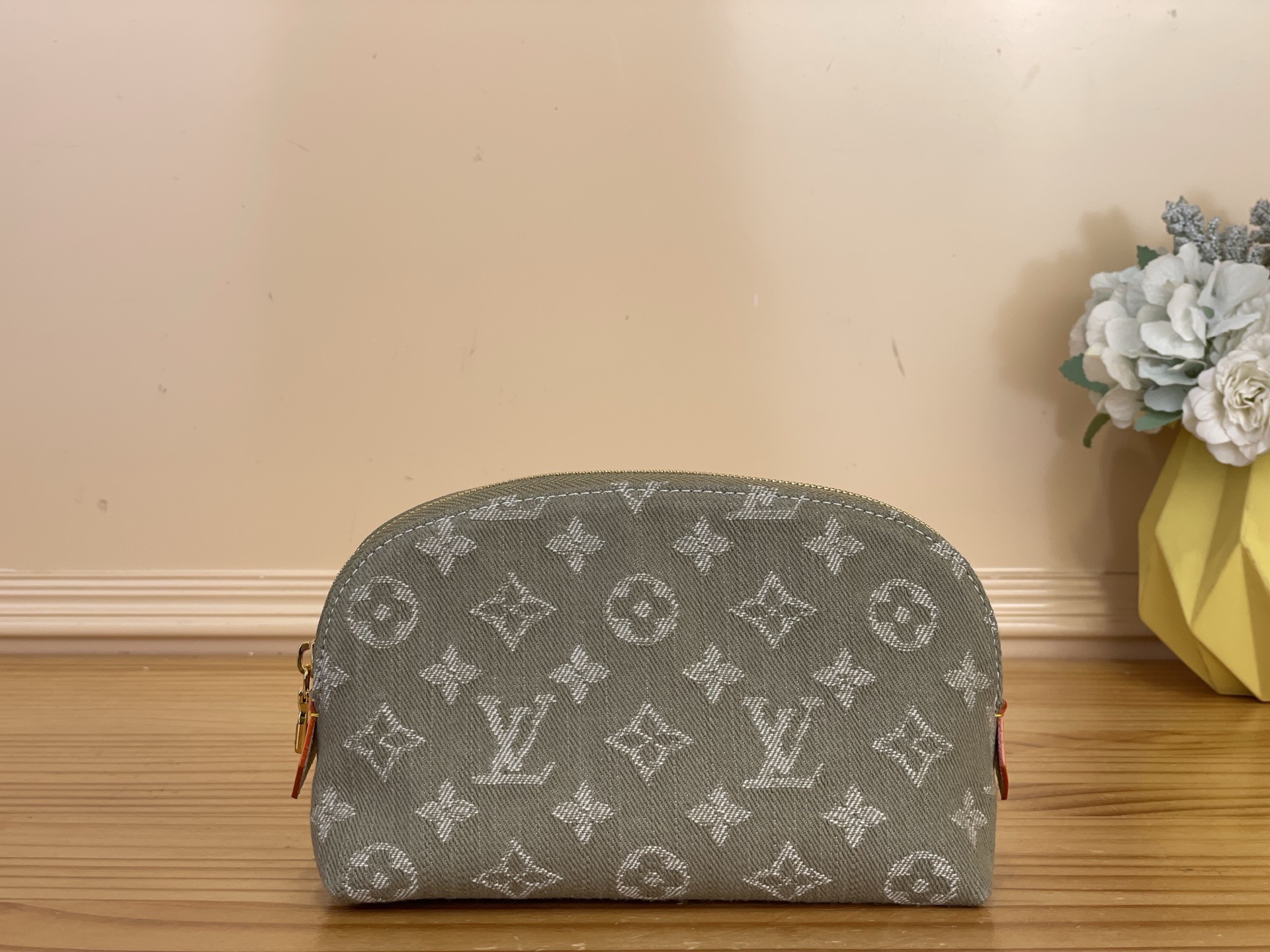 NO:766937,Top original order [OCCHETTE COSMTIQUE small cosmetic bag] m28050 green/denim This ochette Cosmétique small cosmetic bag is made of Monogram ms denim, drawing inspiration from Louis Vuitton's classic design colors, with both style and function. The cotton lining combined with the inner patch pocket design is convenient for storing small items, making it a good choice for cosmetics storage. Dimensions 19 x 12 x 6 cm 2213035 (length  x height x width),,louis vuitton,cosmetic bags & cases19860909顶级原单【OCHETTE COSMTIQUE 小号化妆包】 m28050 绿色/牛仔 本款 ochette Cosmétique 小号化妆包以 Monogram ms 丹宁布打造,汲取路易威登经典设计色彩灵感,风格与功能兼备.棉质内衬结合内贴袋设计,便于存放小物,成就化妆品收纳佳选. 尺寸19 x 12 x 6 厘米 2213035 (长度 x 高 x 宽),,louis vuitton,cosmetic bags & cases,Bag