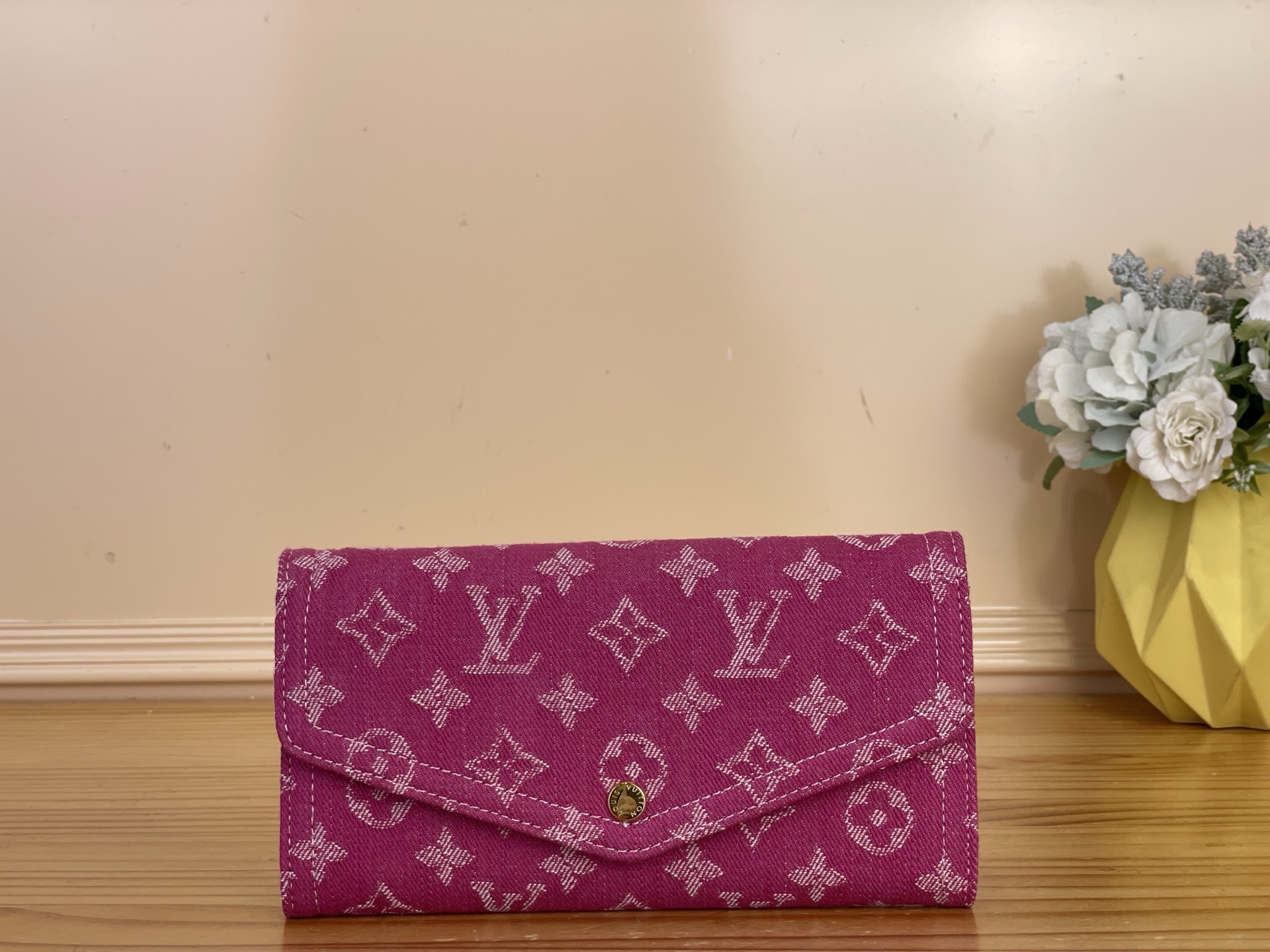 NO:766993,Top original order [Sarah Wallet] m28280 rose red/denim 'Wallet Sarah' updated with this season's unique bright purple-red pink. Denim material is used to create a modern atmosphere. Decorated with the symbol of Maison  This playful piece with the ms monogram adds color with golden buttons. In addition to 2 padded compartments, the interior is equipped with multiple pockets for coins and banknotes and 16 slots for safe storage and organization of cards. Dimensions 19 x 10.5 x 2 cm 2313026 (width x height x sides),,wallets19860909顶级原单【Sarah 钱夹】m28280 玫红色/牛仔 以本季特有的鲜艳的紫红色粉色更新的“钱包·萨拉”.使用了牛仔布材料,营造出现代的氛围.装饰着象征Maison ms的字母图案的充满玩心的这件单品,用金色的扣子增添了色彩.内部装修除了2个带衬垫的隔间外,还配备了可以收纳硬币和纸币的多个口袋和16个可以安全保管和整理卡片的插槽. 尺寸19 x 10.5 x 2厘米 2313026（宽x高x边）,,wallets,Bag