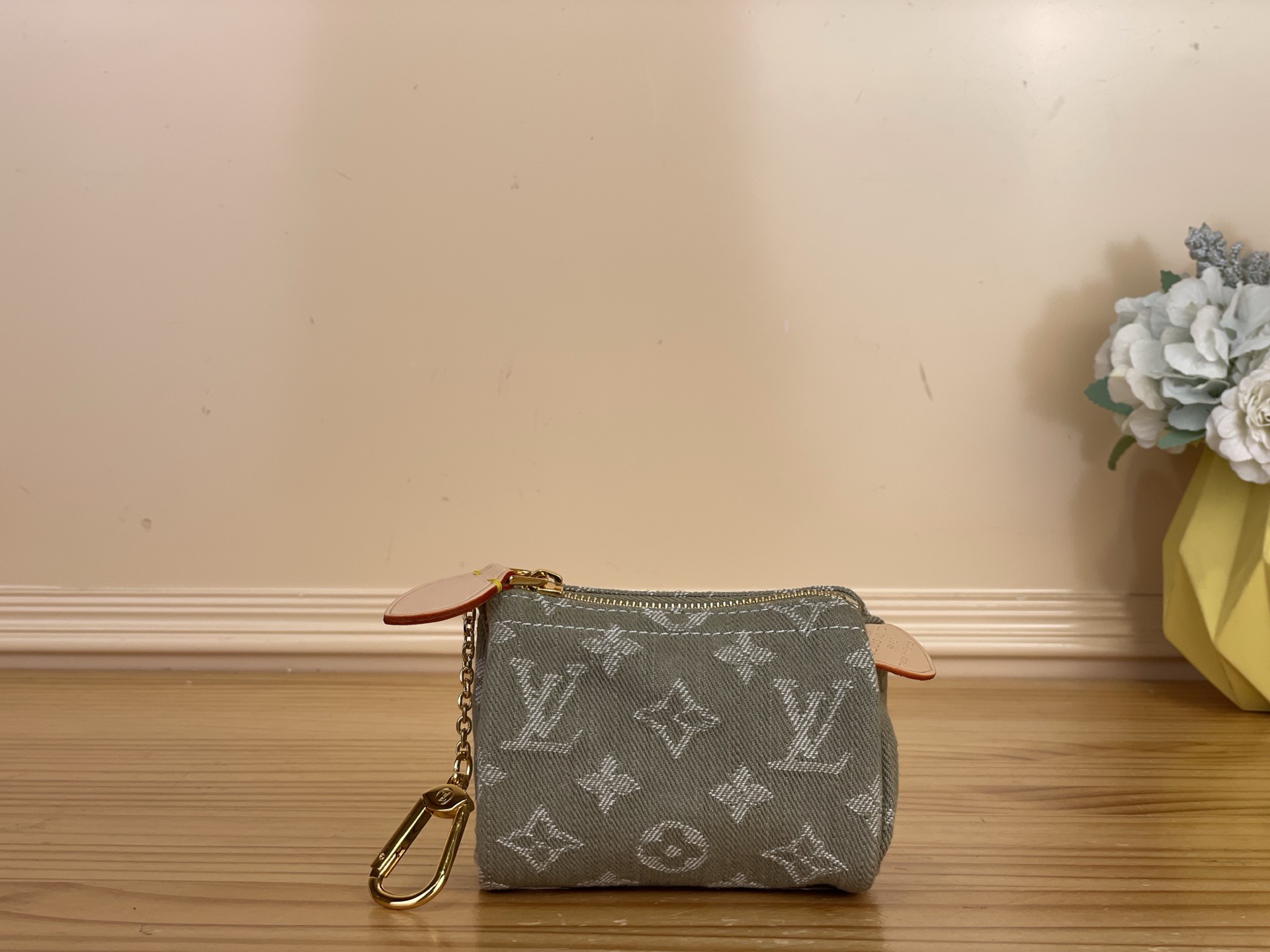 NO:767035,Top original item [TROUSSE SEEDY Wallet] m27605 rose red/denim m27604 blue/denim green Seedy series presents this Trousse medium denim wallet, decorated with the iconic Monogram ms pattern. Compact and sophisticated yet practical, it comes with cow leather trim, keychain and matching chain. There is ample space inside to easily store coins and banknotes. Dimensions 11 x 7.5 x 6 cm  2012630 (length x height x width),,keychain,cowhide19860909顶级原单【TROUSSE SEEDY 钱夹】m27605 玫红色/牛仔 m27604 蓝色/牛仔 绿色 Seedy 系列呈献本款 Trousse 中号丹宁布钱夹,饰以标志性 Monogram ms图案.紧凑精巧而不失实用功能,巧搭牛皮革饰边、钥匙扣与相配链条.内部空间充裕,可轻松收纳硬币与钞票. 尺寸11 x 7.5 x 6 厘米 2012630 (长度 x 高 x 宽),,keychain,cowhide,Bag