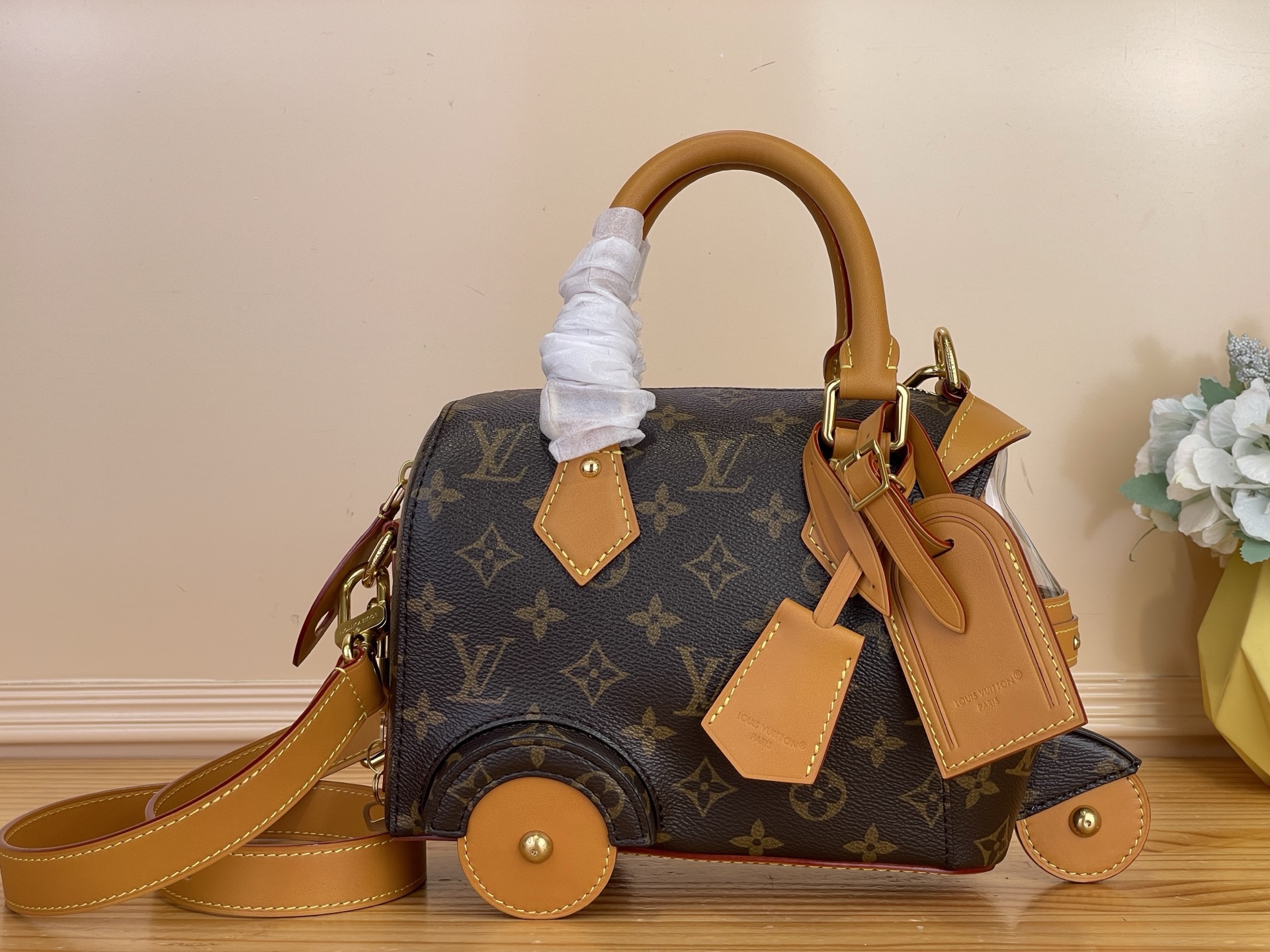 NO:767804,Top original order [Rickshaw Mini Handbag] M28020 Inspired by the movie 'The Darjeeling', harrell Williams launches the Rickshaw sj mini handbag, made of Monogram canvas with cow leather trim and metal parts. The details are meticulously carved, including license plates, front windows and wheels. It is specially designed to store necessary supplies and can easily store mobile phones and tablets. Size 28 x 18 x  11cm.7518085,,cowhide19860909顶级原单【Rickshaw 迷你手袋】M28020 老花 harrell Williams 以电影《穿越大吉岭》为灵感,推出 Rickshaw sj迷你手袋,采用 Monogram 帆布材质,配以牛皮革饰边与金属件.细节刻画入微,车牌、前窗与车轮一应俱全.专为收纳所需用品设计,可从容收纳手机与平板. 尺寸 28 x 18 x 11厘米.7518085,,cowhide,Bag