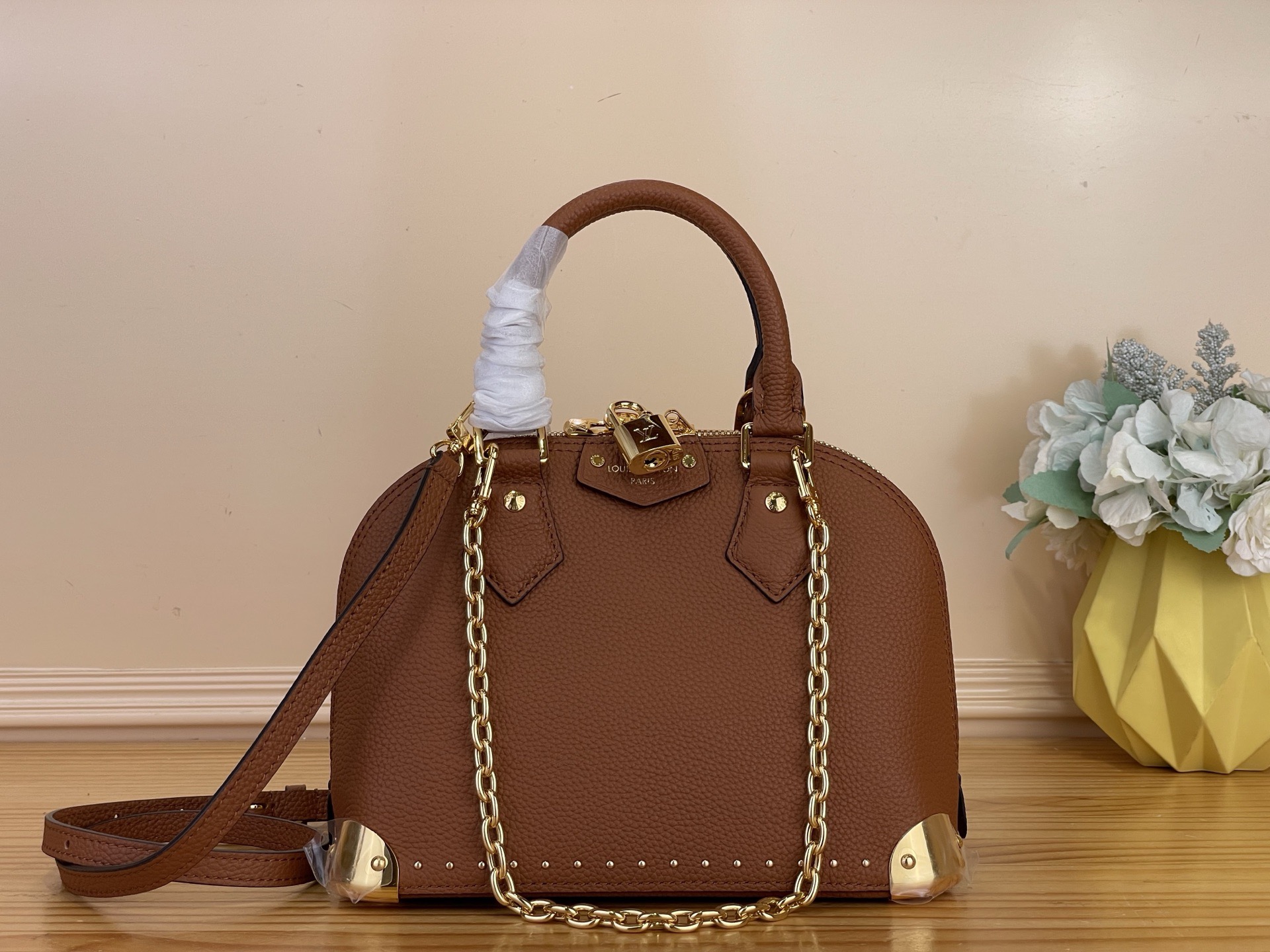 NO:766949,Top original order [Alma BB handbag] M29445 black M29091 brown (rivets) The Alma BB handbag has been reinterpreted and becomes a new member of the Trunk series. cc pays tribute to the brand's long travel culture with a classic logo. The handbag is made of Monogram ys canvas, with deep leather trim, and embellished with dazzling metal corners and studs. This version is equipped with a detachable chain, which can be matched with an adjustable shoulder strap or used alone. 18  x 12x 24cm (height x width x length)7518068..,19860909顶级原单【Alma BB 手袋】M29445黑 M29091棕（铆钉） Alma BB 手袋经焕新演绎,成为 Trunk 系列的新成员,cc以经典标识致敬品牌悠久的旅行文化.手袋甄选 Monogram ys帆布,搭配深邃皮革饰边,并以耀目金属包角和饰钉点缀.此版本配有可拆卸链条,可与可调节肩带搭配或单独使用. 18 x 12x 24厘米 (高 x 宽 x 长度)7518068..,,Bag