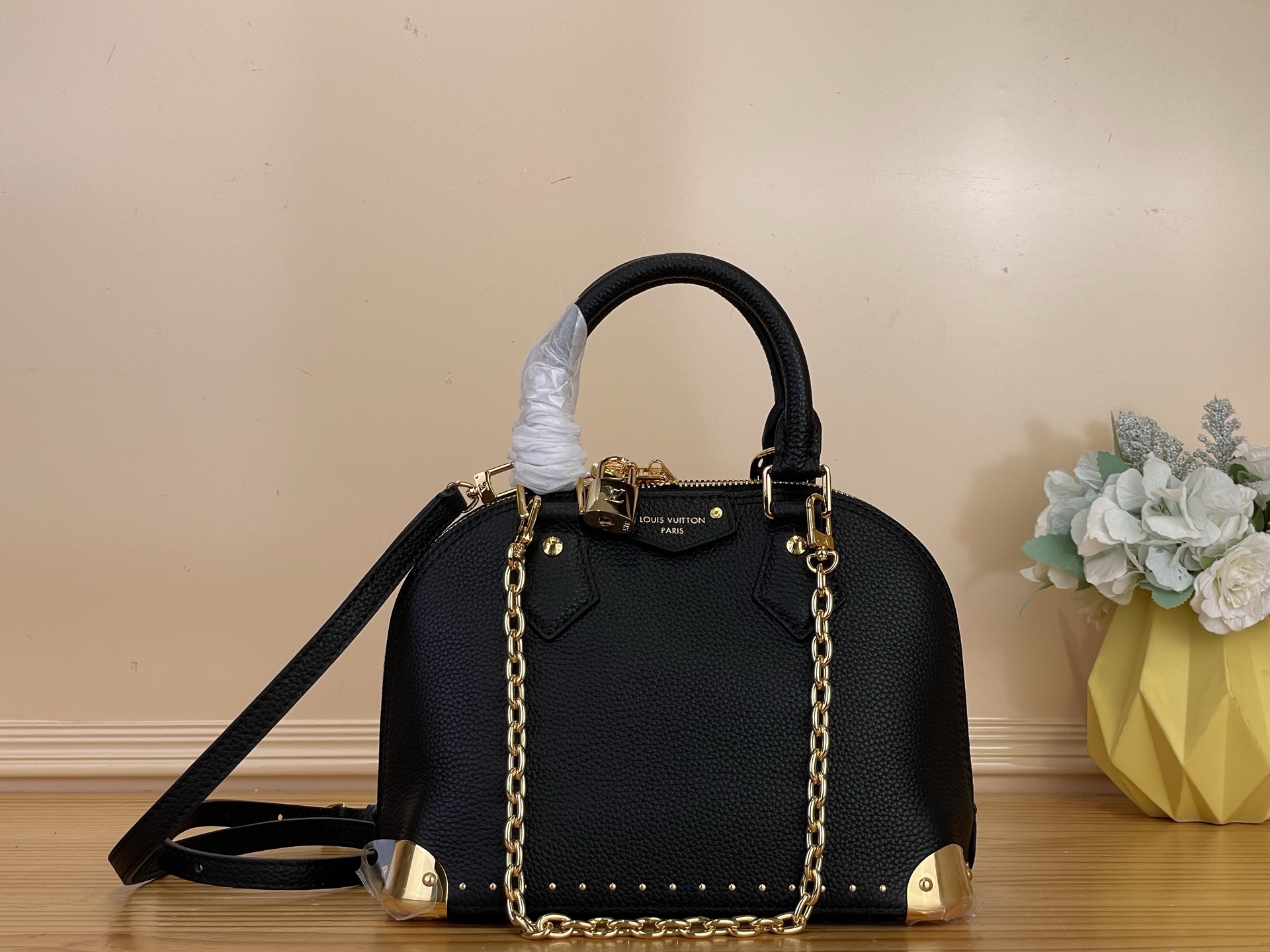 NO:766926,Top original order [Alma BB handbag] M29445 black M29091 brown (rivets) The Alma BB handbag has been reinterpreted and becomes a new member of the Trunk series. cc pays tribute to the brand's long travel culture with a classic logo. The handbag is made of Monogram ys canvas, with deep leather trim, and embellished with dazzling metal corners and studs. This version is equipped with a detachable chain, which can be matched with an adjustable shoulder strap or used alone. 18  x 12x 24cm (height x width x length).7518068..,19860909顶级原单【Alma BB 手袋】M29445黑 M29091棕（铆钉） Alma BB 手袋经焕新演绎,成为 Trunk 系列的新成员,cc以经典标识致敬品牌悠久的旅行文化.手袋甄选 Monogram ys帆布,搭配深邃皮革饰边,并以耀目金属包角和饰钉点缀.此版本配有可拆卸链条,可与可调节肩带搭配或单独使用. 18 x 12x 24厘米 (高 x 宽 x 长度).7518068..,,Bag