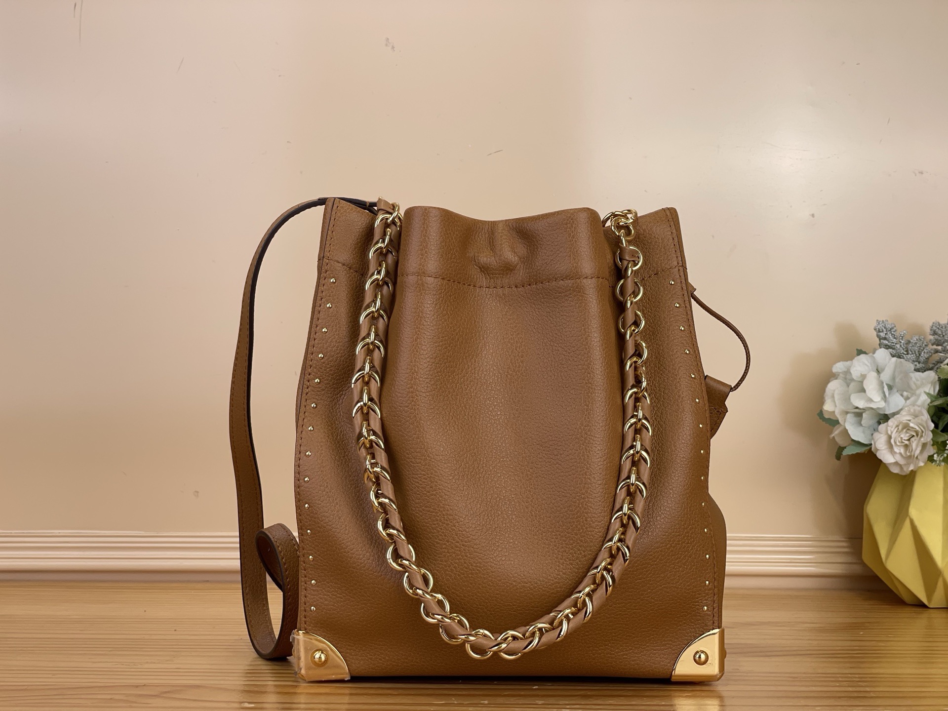 NO:766905,Top original order [NO TRUNK bucket handbag] m29131 brown m29391 black (rivets) This Noé Trunk handbag uses cow leather to construct a bucket bag silhouette, cc is equipped with hard box style corners and detachable braided chains and other metal parts, recalling the brand's travel heritage. The drawstring closure can properly store valuables. Dimensions 23 x 27 x 8 cm 7019085,,cowhide19860909顶级原单【NO TRUNK 水桶 手袋】 m29131 棕色 m29391 黑色（铆钉） 本款 Noé Trunk 手袋以牛皮革构筑水桶包廓形,cc搭配硬箱风格包角和可拆卸编织链条等金属件,回溯品牌旅行传承.抽绳开合可妥善收纳贵重物品. 尺寸23 x 27 x 8 厘米 7019085,,cowhide,Bag