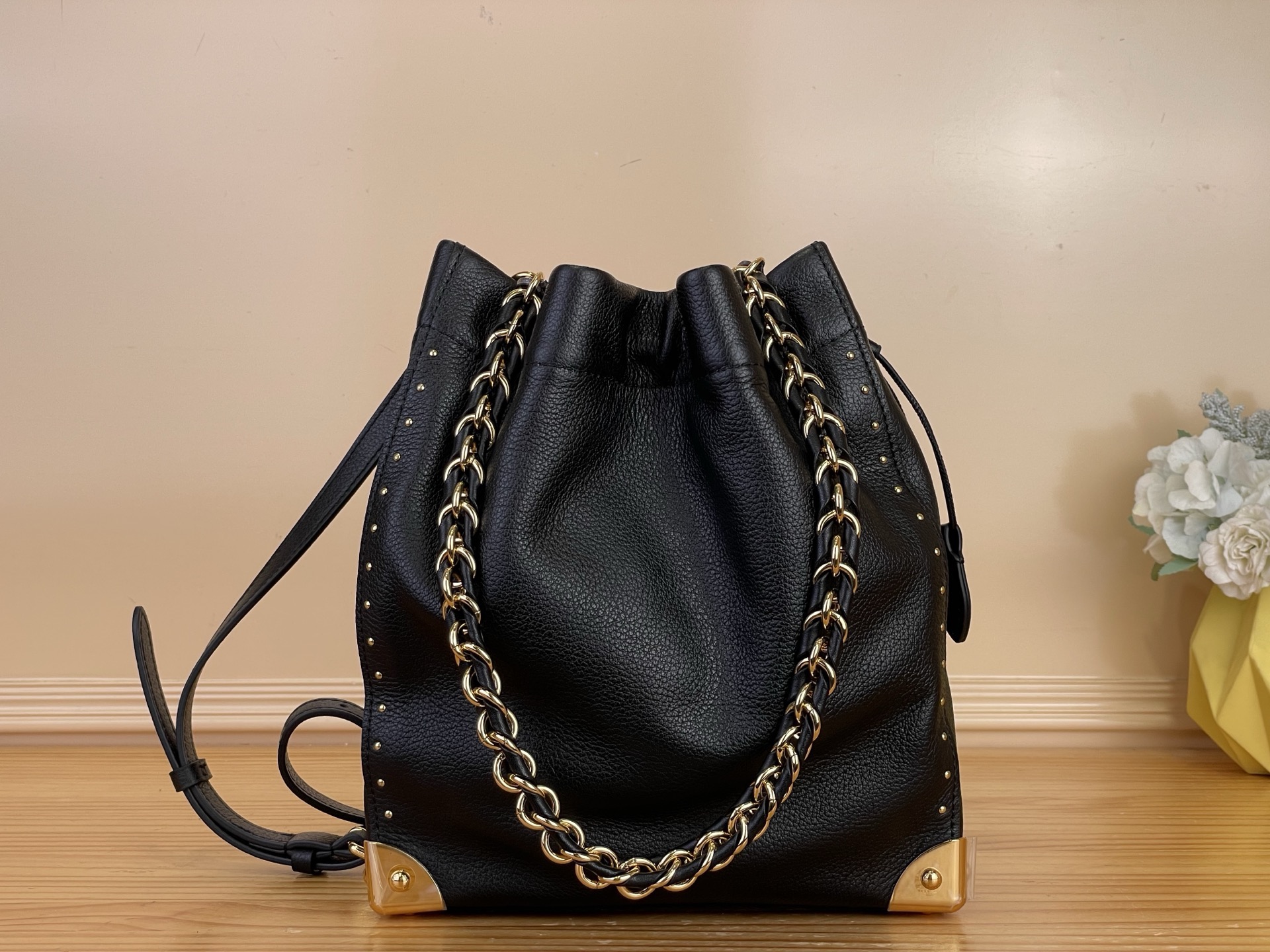 NO:766892,Top original order [NO TRUNK handbag] m29131 brown m29391 black This Noé Trunk cc handbag is constructed of cow leather in the shape of a bucket bag, with hard box-style corners and detachable braided chains and other metal parts, recalling the brand’s travel heritage. The drawstring closure can properly store valuables. Dimensions 23 x 27 x 8 cm 7018085 (length x height x width),,cowhide19860909顶级原单【NO TRUNK 手袋】 m29131 棕色 m29391 黑色 本款 Noé Trunk cc手袋以牛皮革构筑水桶包廓形,搭配硬箱风格包角和可拆卸编织链条等金属件,回溯品牌旅行传承.抽绳开合可妥善收纳贵重物品. 尺寸23 x 27 x 8 厘米 7018085 (长度 x 高 x 宽),,cowhide,Bag