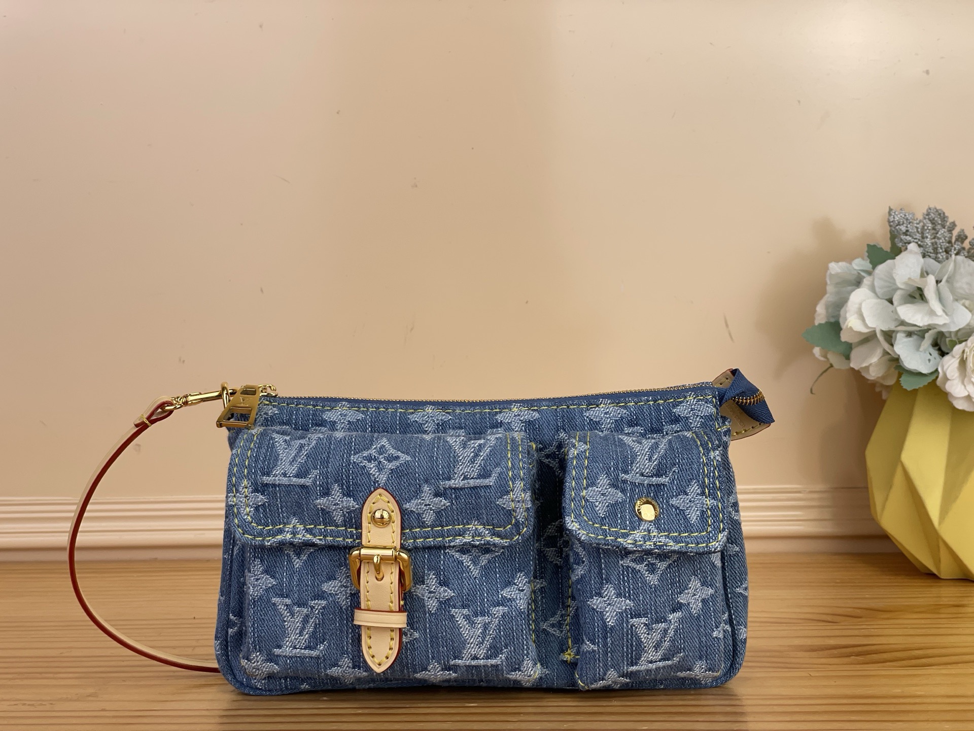 NO:767554,Top original item [ochette Accessories Cargo shoulder bag] M27602 blue (denim denim) interprets modern urban style. GOTS sj (Global Organic Textile Standard) certified cotton bag is paired with smooth cow leather trim and metal parts, which makes it more elegant. The versatile design is equipped with a detachable strap for multiple carrying methods, and the front pocket is designed for easy access to small items. Size 23.5 x 14 x  3cm.4815055,,cowhide19860909顶级原单【ochette Accessories Cargo 单肩 手袋】M27602 蓝色（丹宁牛仔） 演绎现代都市风尚.GOTS sj（全球有机纺织品标准）认证棉质包身巧搭光滑牛皮革饰边与金属件,倍显雅致风范.百搭设计配以可拆卸饰带,实现多种背携方式,前袋设计便于随手取放小物. 尺寸 23.5 x 14 x 3厘米.4815055,,cowhide,Bag