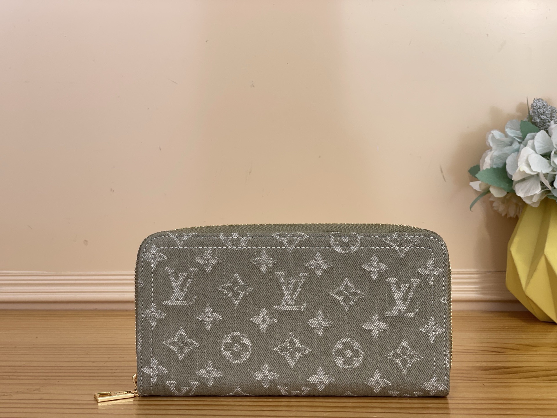 NO:766950,The top original item [ziy zipper wallet] M28297 Green/denim is reinterpreted with Monogram jacquard denim, using weaving technology to reinterpret Louis Vuitton's iconic Monogram ms pattern and create a stonewashed effect. This classic wallet is trimmed with cowhide and is known for its secure full zipper design. It has three large built-in compartments, multiple pockets and 12 credit card slots.  Size 19.5*10.5*2.5cm.2513036,,louis vuitton,wallets,cowhide19860909顶级原单【ziy 拉链钱夹】M28297 绿色/牛仔 以Monogram提花牛仔布重新演绎,采用编织技术重新演绎路易威登标志性的Monogram ms图案,并打造出石磨水洗效果.这款经典钱包缀有牛皮饰边,以稳妥的全拉链设计见称,内置三个大型隔层、多个口袋和12个信用卡夹层. 尺寸19.5*10.5*2.5cm.2513036,,louis vuitton,wallets,cowhide,Bag