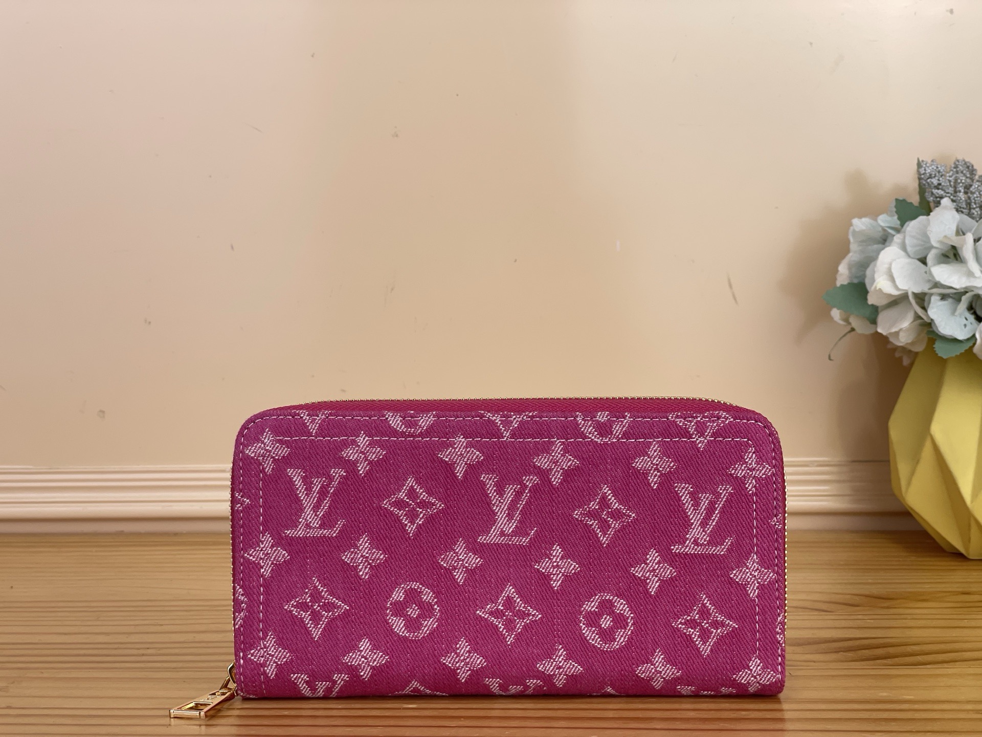 NO:766962,The top original item [ziy zipper wallet] M28297 rose red/denim is reinterpreted with Monogram jacquard denim, using weaving technology to reinterpret Louis Vuitton's iconic Monogram ms pattern, and create a stonewashed effect. This classic wallet is trimmed with cowhide and is known for its secure full zipper design. It has three large built-in compartments, multiple pockets and 12 credit card slots.  Size 19.5*10.5*2.5cm.2513036,,louis vuitton,wallets,cowhide19860909顶级原单【ziy 拉链钱夹】M28297 玫红/牛仔 以Monogram提花牛仔布重新演绎,采用编织技术重新演绎路易威登标志性的Monogram ms图案,并打造出石磨水洗效果.这款经典钱包缀有牛皮饰边,以稳妥的全拉链设计见称,内置三个大型隔层、多个口袋和12个信用卡夹层. 尺寸19.5*10.5*2.5cm.2513036,,louis vuitton,wallets,cowhide,Bag