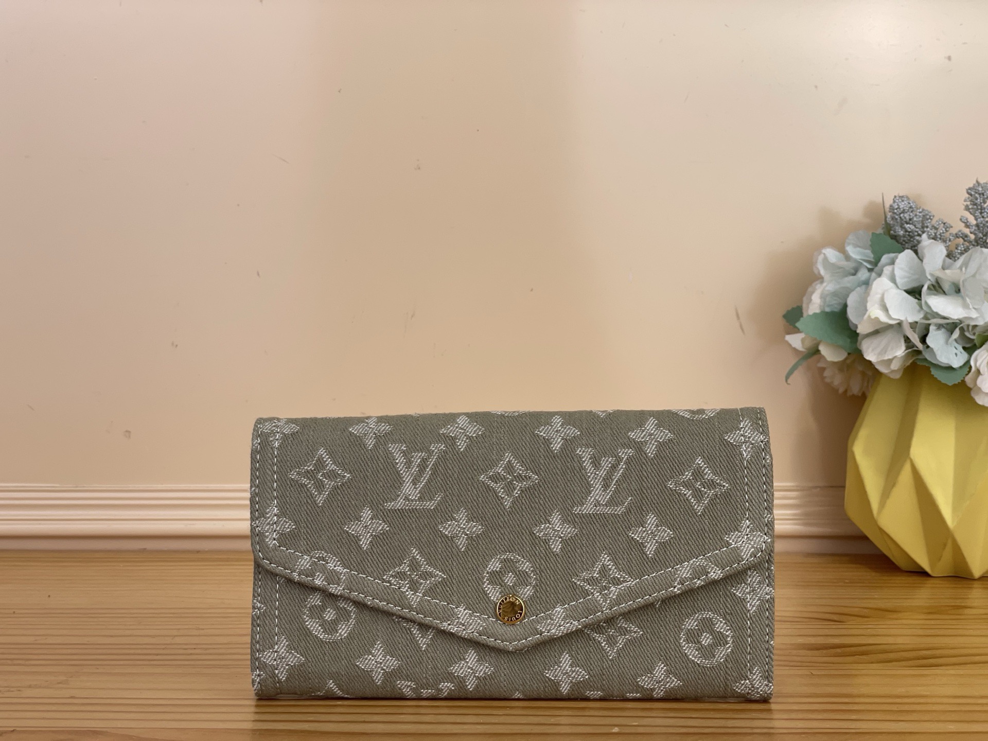 NO:766973,Top original order [Sarah Wallet] m28280 green/denim 'Wallet Sarah' updated with this season's unique bright purple-red pink. Denim material is used to create a modern atmosphere. Decorated with the symbol of Maison  This playful piece with the ms monogram adds color with golden buttons. In addition to 2 padded compartments, the interior is equipped with multiple pockets for coins and banknotes and 16 slots for safe storage and organization of cards. Dimensions 19 x 10.5 x 2 cm 2313036 (width x height x sides),,wallets19860909顶级原单【Sarah 钱夹】m28280 绿色/牛仔 以本季特有的鲜艳的紫红色粉色更新的“钱包·萨拉”.使用了牛仔布材料,营造出现代的氛围.装饰着象征Maison ms的字母图案的充满玩心的这件单品,用金色的扣子增添了色彩.内部装修除了2个带衬垫的隔间外,还配备了可以收纳硬币和纸币的多个口袋和16个可以安全保管和整理卡片的插槽. 尺寸19 x 10.5 x 2厘米 2313036（宽x高x边）,,wallets,Bag