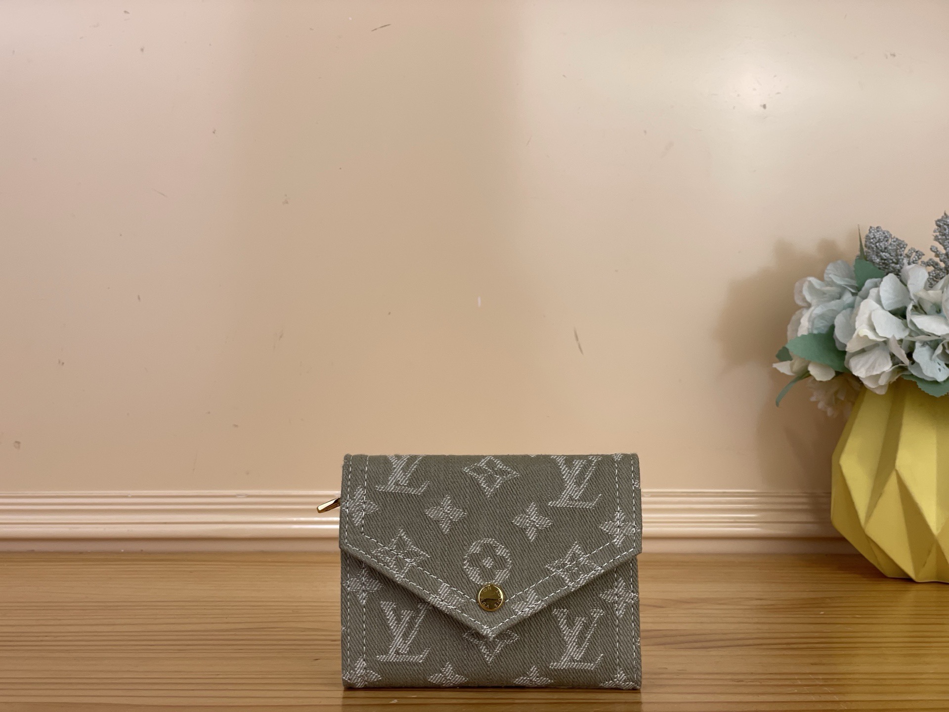 NO:767003,Top original VICTORINE wallet] m27707 green/denim This Victorine wallet reinterprets the seasonal fashion with eye-catching colors, and Louis Vuitton's iconic Monogram ms pattern adds a fashionable style. The denim material releases a modern style and is decorated with exquisite snap buttons. The compact design is full of practical functions, with a banknote compartment, a patch pocket and a card compartment. Dimensions 12 x 9.5 x 2.5  cm.2112028 (length x height x width),,louis vuitton19860909顶级原单VICTORINE 钱夹】 m27707 绿色/牛仔 本款 Victorine 钱夹以瞩目色彩焕新演绎当季风尚,路易威登标志性 Monogram ms图案平添时尚格调.丹宁布材质释出摩登风范,缀以精致按扣.小巧设计不乏实用功能,内设钞票隔层、贴袋与卡片夹层. 尺寸12 x 9.5 x 2.5 厘米.2112028 (长度 x 高 x 宽),,louis vuitton,Bag