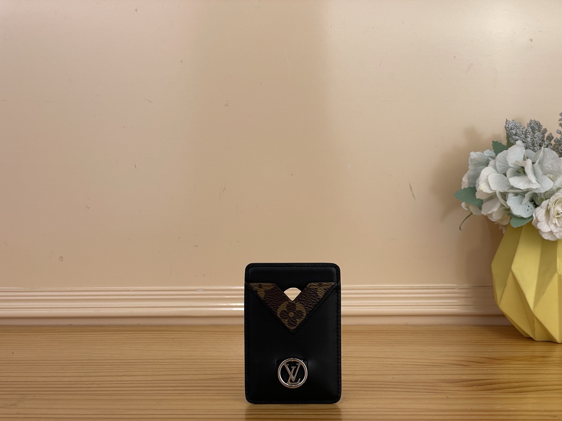 NO:766987,Top Original [MAGNET Card Holder] M25864 Black Leather This Magnet card holder is made of MonogramSurlus ms coated canvas with cow leather trim, and the V-shaped card slot is rendered in sun-kissed tones. The magnetic back can easily absorb ihone mobile phones equipped with MagSafe magnetic suction technology. The card compartment can store credit cards, transportation cards and other required cards. Size 6.5*9.5*0.5cm 2012025,,cowhide19860909顶级原单【MAGNET卡夹】M25864 黑皮  本款Magnet卡夹为MonogramSurlus ms涂层帆布搭配牛皮革饰边,并为V形卡槽渲染日晒色调.磁吸背面可轻松吸附配备MagSafe磁吸技术的ihone手机.卡片夹层可存放信用卡,交通卡等所需卡片. 尺寸6.5*9.5*0.5cm 2012025,,cowhide,Bag