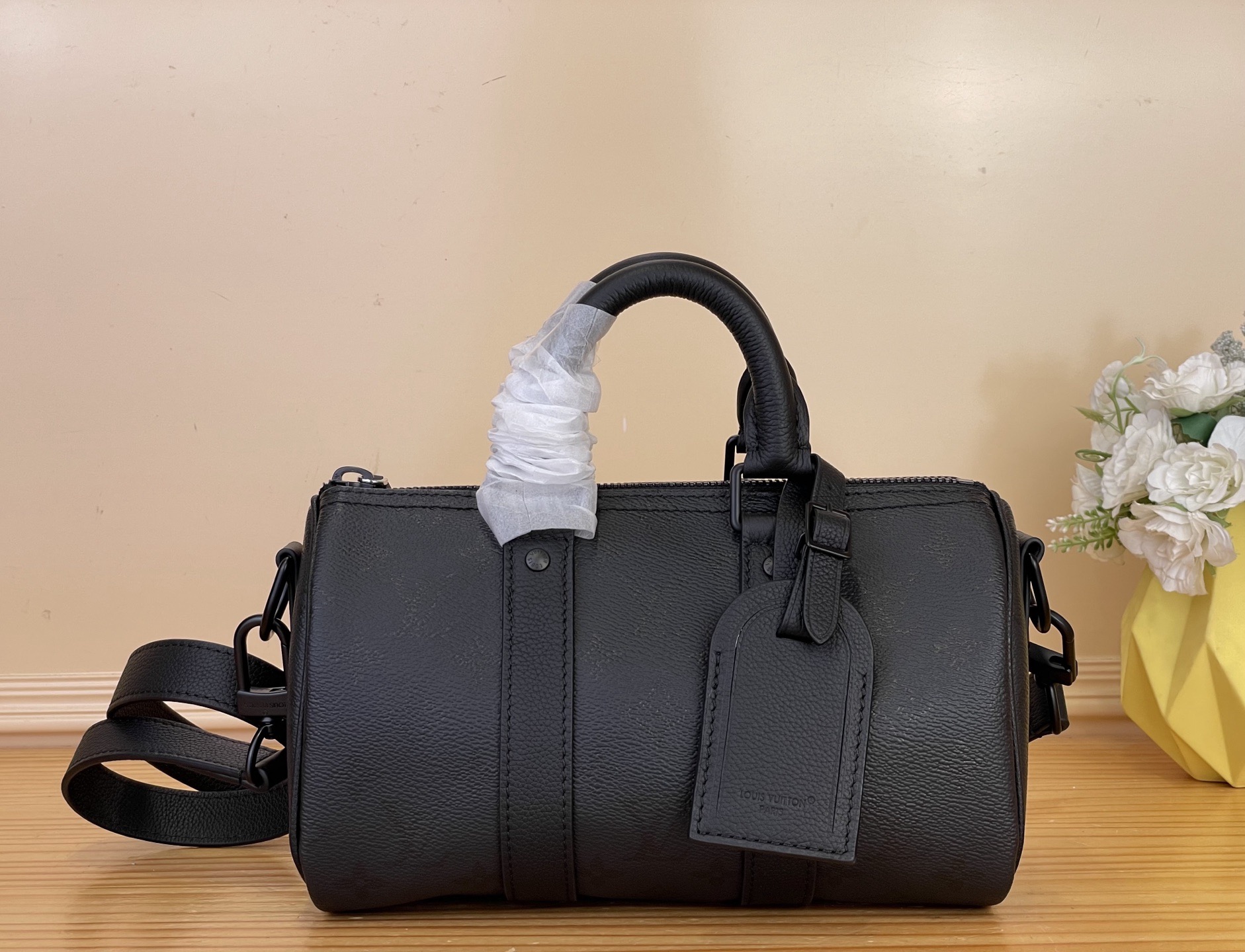 NO:767665,Top original item [KEEALL BANDOULIRE 25 handbag] m28369 Black This Keeall Bandoulière 25 handbag is made of Monogram Midnight hx coated canvas embellished with deep Monogram prints, showing a confident style. The exquisite urban structure is matched with leather trim and matte zipper. The top handle and wide detachable and adjustable fabric shoulder strap allow for comfortable crossbody and hand carry. Size 15 x 11 x  25 cm 5216065 (height x width x length),19860909顶级原单【KEEALL BANDOULIRE 25 手袋】 m28369 黑色 本款 Keeall Bandoulière 25 手袋为 Monogram Midnight hx涂层帆布点缀深邃 Monogram 印花,张扬自信风范.精巧都市构型搭配皮革饰边和哑光拉链.顶部手柄与宽幅可拆卸并调节的织物肩带实现舒适斜跨与手提. 尺寸15 x 11 x 25 厘米 5216065 (高 x 宽 x 长度),,Bag