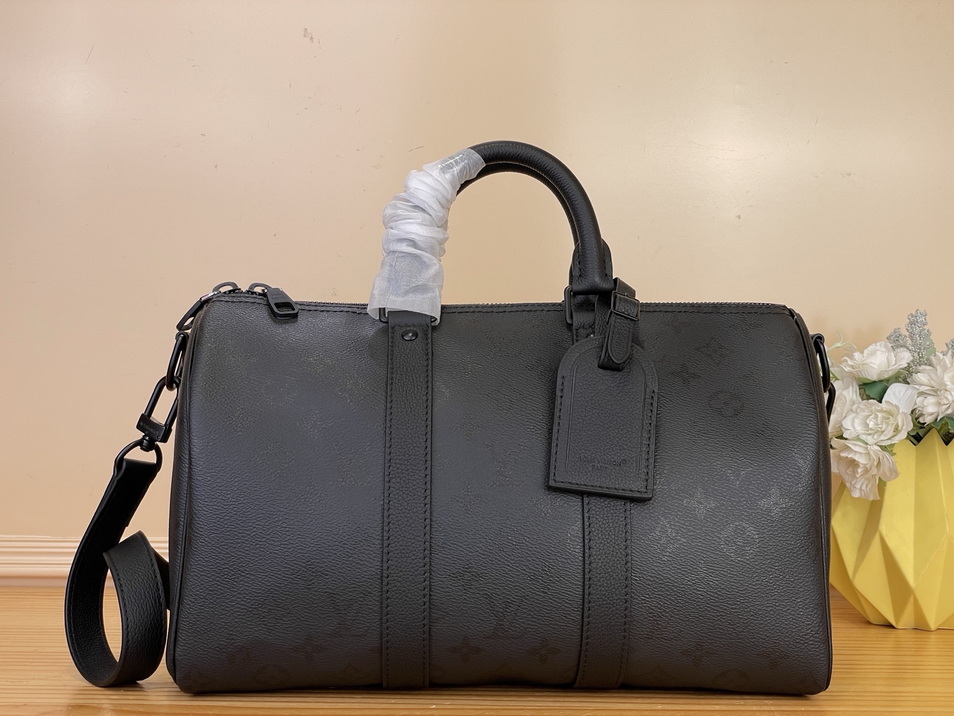 NO:767629,Top original order [KEEALL BANDOULIRE 35 handbag] m28370 black This Keeall Bandoulière 35 handbag is made of Monogram Midnight cc coated canvas with calm leather trim. Matte metal parts and zippers add to the neat look. The detachable and adjustable leather shoulder strap allows for comfortable shoulder or cross-body wear, and the rolled leather top handle adds a hand-held option. Size 21 x 16 x 34 cm  6217075 (height x width x length),19860909顶级原单【KEEALL BANDOULIRE 35 手袋】 m28370 黑色 本款 Keeall Bandoulière 35 手袋为 Monogram Midnight cc涂层帆布搭配沉稳皮革饰边.哑光金属件及拉链烘托利落观感.可拆卸并调节的皮革肩带实现舒适肩背或斜跨,辊压皮革顶部手柄再添手提选择. 尺寸21 x 16 x 34 厘米 6217075 (高 x 宽 x 长度),,Bag