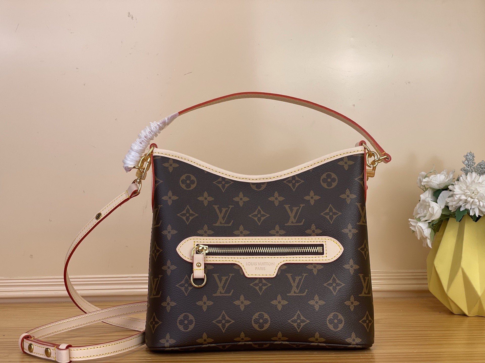 NO:767668,The top original item [Lineu BB Shoulder Handbag] M28423 Presbyopia is in line with the fashion of the season, and can also be a timeless companion across seasons. The iconic Monogram xh canvas is decorated with elegant cow leather trim, and is equipped with an adjustable shoulder strap to meet the cross-body needs. The front pocket is designed to facilitate easy access to important items, and the interior space is ample to accommodate daily needs, and there is also room for a notebook. Dimensions 25.5 x 22 x 10 cm  5216065,,cowhide19860909顶级原单【 Lineu BB 单肩手袋】M28423 老花 契合当季风尚,亦可跨越时节隽永相伴.标志性 Monogram xh帆布缀以优雅牛皮革饰边,搭载可调节肩带,满足斜挎需求.前袋设计便于随手取用重要物件,充裕内部空间可容纳日常所需,亦有笔记本余位. 尺寸 25.5 x 22 x 10厘米 5216065,,cowhide,Bag