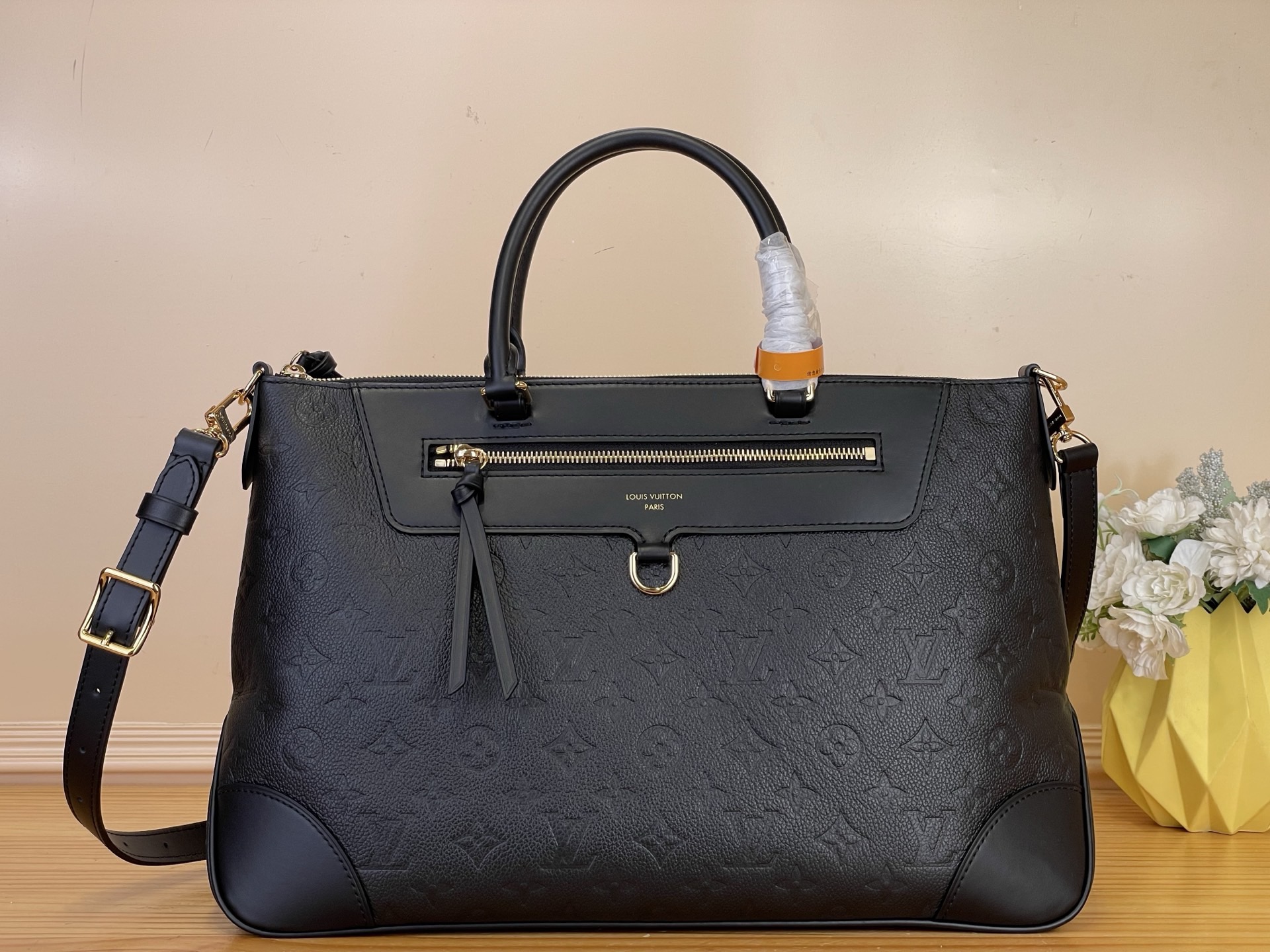 NO:767512,Top original order [Skyline MM handbag] M28406 black 29152 apricot (embossed) Monogram Emreinte series launched Skyline MM  ys This is a modern day tote bag, perfect for the work week with plenty of room for your laptop. Inspired by the fast pace of Paris and New York, it is made from leather stamped with the brand's signature monogram and decorated with elegant gold hardware. The D-ring detail is perfect for wearing amulets, chains, keys and more Dimensions 40x26x15 cm 8919095,19860909顶级原单【Skyline MM 手袋】M28406 黑色 29152 杏色（压花） Monogram Emreinte系列推出了Skyline MM ys这是一款现代日用手提袋,非常适合工作周使用,有足够的空间存放笔记本电脑.它的灵感来自快节奏的巴黎和纽约,由皮革制成,上面印有该品牌标志性的首字母组合,并装饰有优雅的金色五金件.D形环细节非常适合佩戴护身符、链条、钥匙等 尺寸 40x26x15厘米 8919095,,Bag