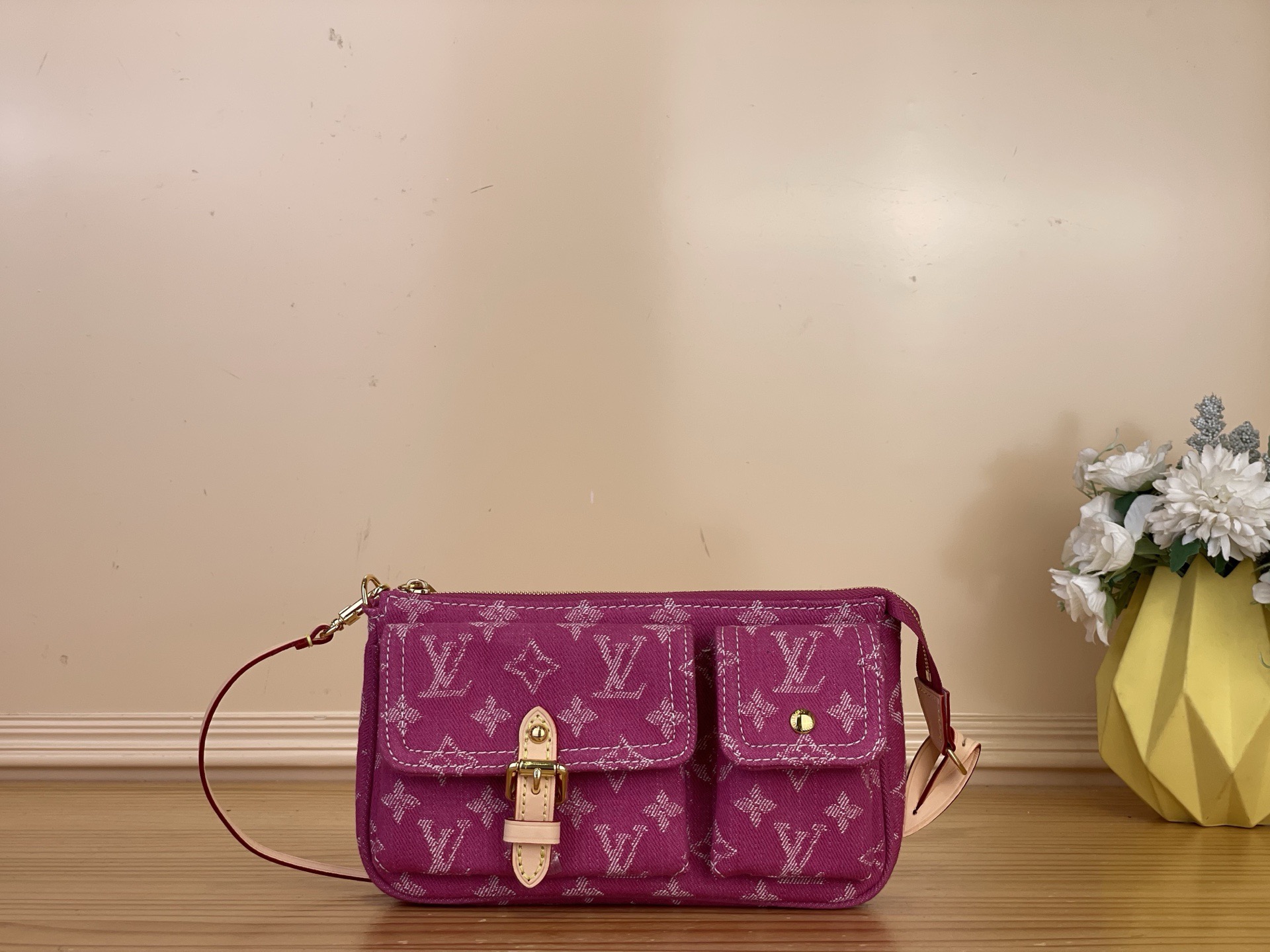 NO:767527,The top original item [ochette Accessories Cargo Shoulder Handbag] M27602 rose red (denim denim) interprets modern urban style. GOTS hl (Global Organic Textile Standard) certified cotton bag is matched with smooth cow leather trim and metal parts, which makes it more elegant. The versatile design is equipped with a detachable strap for multiple carrying methods, and the front pocket is designed for easy access to small items. Size 23.5 x 14 x  3cm.4815055,,cowhide19860909顶级原单【ochette Accessories Cargo 单肩 手袋】M27602 玫红（丹宁牛仔） 演绎现代都市风尚.GOTS hl（全球有机纺织品标准）认证棉质包身巧搭光滑牛皮革饰边与金属件,倍显雅致风范.百搭设计配以可拆卸饰带,实现多种背携方式,前袋设计便于随手取放小物. 尺寸 23.5 x 14 x 3厘米.4815055,,cowhide,Bag