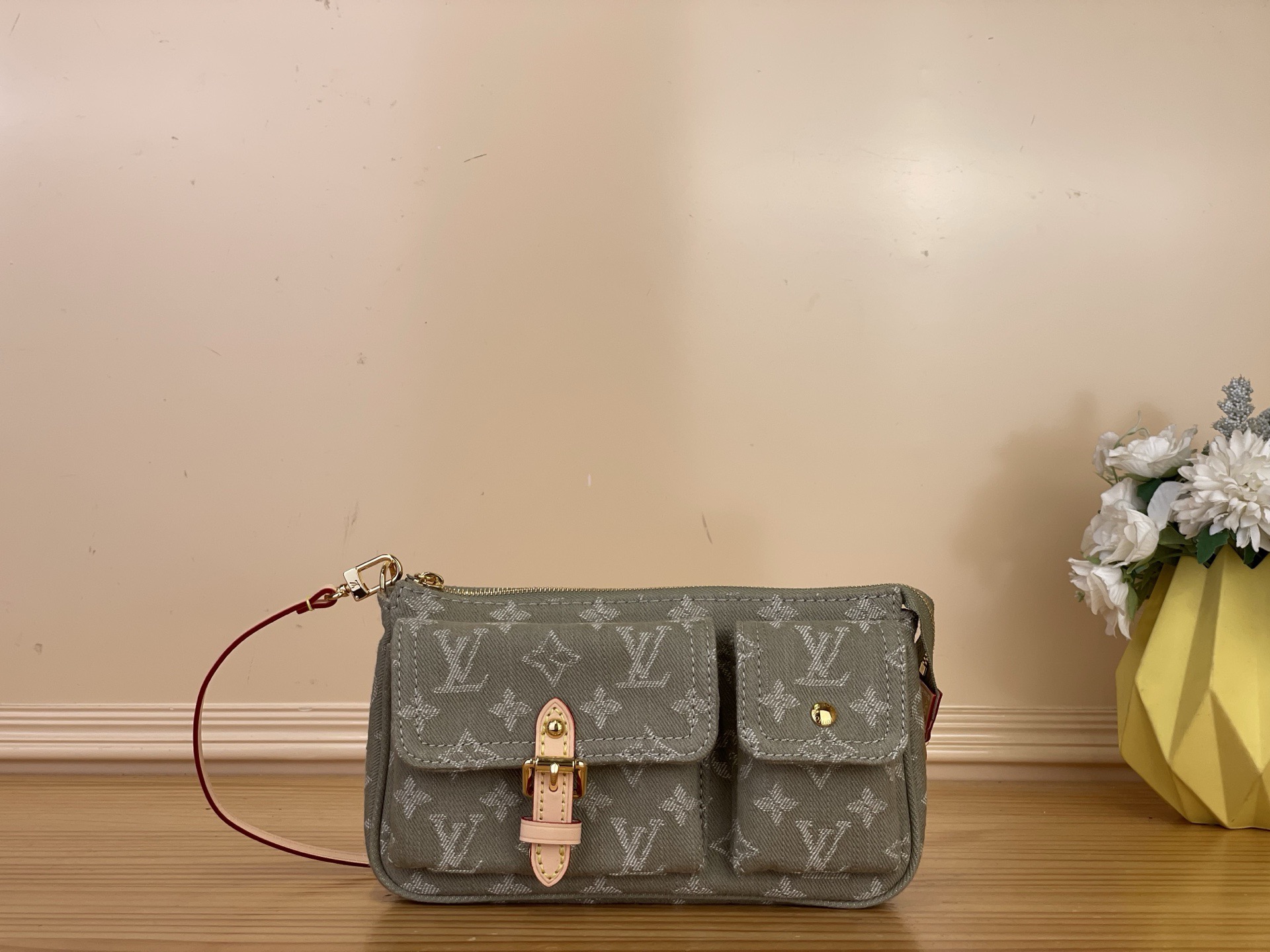 NO:767502,Top original item [ochette Accessories Cargo shoulder bag] M27602 green (denim denim) interprets modern urban style. GOTS (Global Organic Textile Standard) certified cotton bag is paired with smooth cow leather trim and metal parts, which makes hl more elegant. The versatile design is equipped with a detachable strap for multiple carrying methods, and the front pocket is designed for easy access to small items. Dimensions 23.5 x 14 x 3 cm  4816065,,cowhide19860909顶级原单【ochette Accessories Cargo 单肩 手袋】M27602 绿色（丹宁牛仔） 演绎现代都市风尚.GOTS（全球有机纺织品标准）认证棉质包身巧搭光滑牛皮革饰边与金属件,hl倍显雅致风范.百搭设计配以可拆卸饰带,实现多种背携方式,前袋设计便于随手取放小物. 尺寸 23.5 x 14 x 3厘米 4816065,,cowhide,Bag