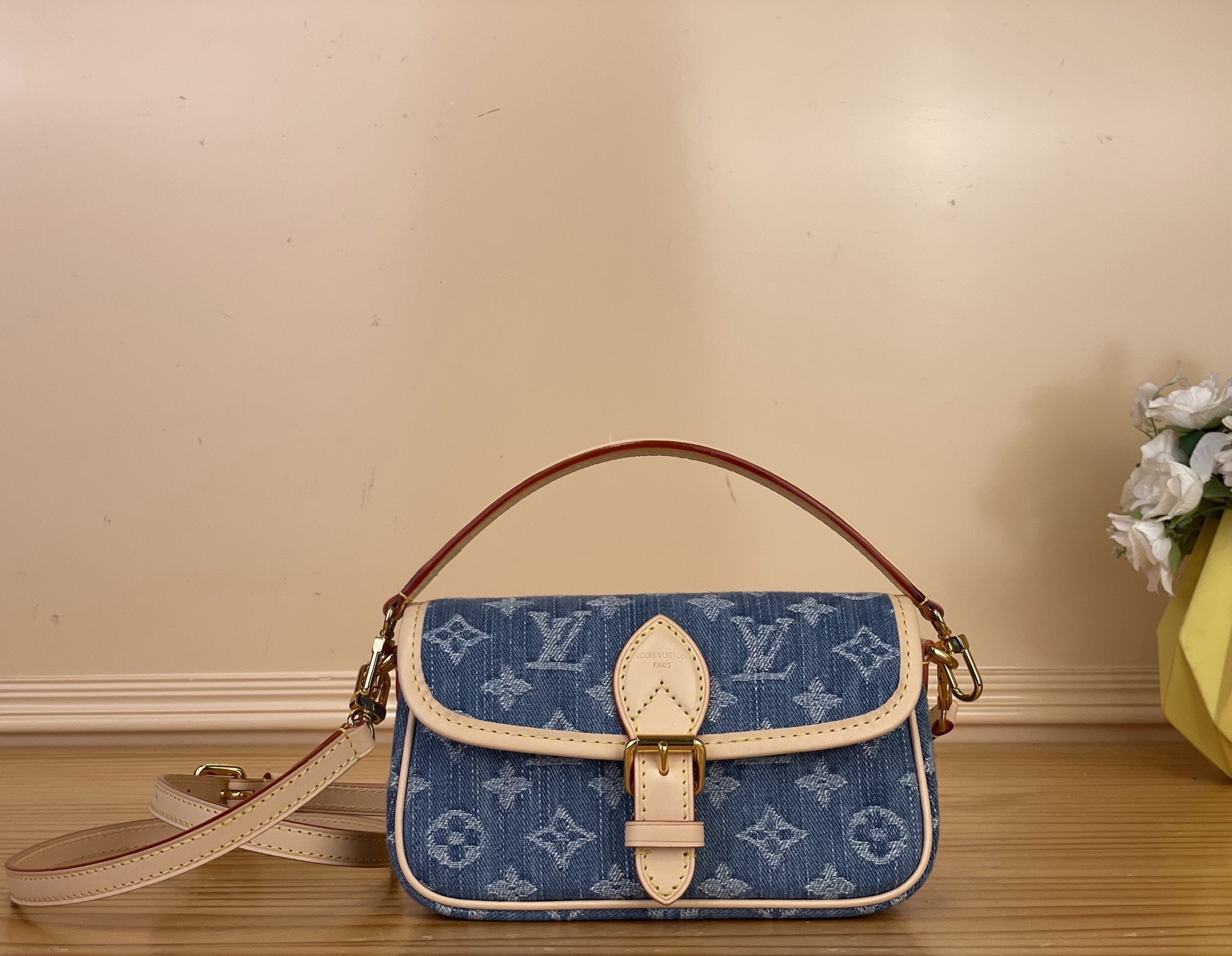 NO:767565,Top original order [Nano Diane baguette handbag] M27700 blue (denim denim). The denim fabric is used to add new ideas, and you can travel leisurely on weekends. The cotton bag creates a modern and avant-garde shape, with contrasting cowhide leather trim and unique metal parts. The detachable shoulder strap allows for multiple carrying methods and easy to switch styles. Dimensions 19 x 10.5 x 6 cm 4215046..,,cowhide19860909顶级原单【Nano Diane 法棍手袋】M27700 蓝色（丹宁牛仔 取材丹宁布添注新意,悠然随行周末出游.棉质包身塑就现代前卫造型,sj搭配撞色牛皮革饰边,缀饰别致金属件.可拆卸肩带实现多种背携方式,轻松切换造型. 尺寸 19 x 10.5 x 6 厘米 4215046..,,cowhide,Bag