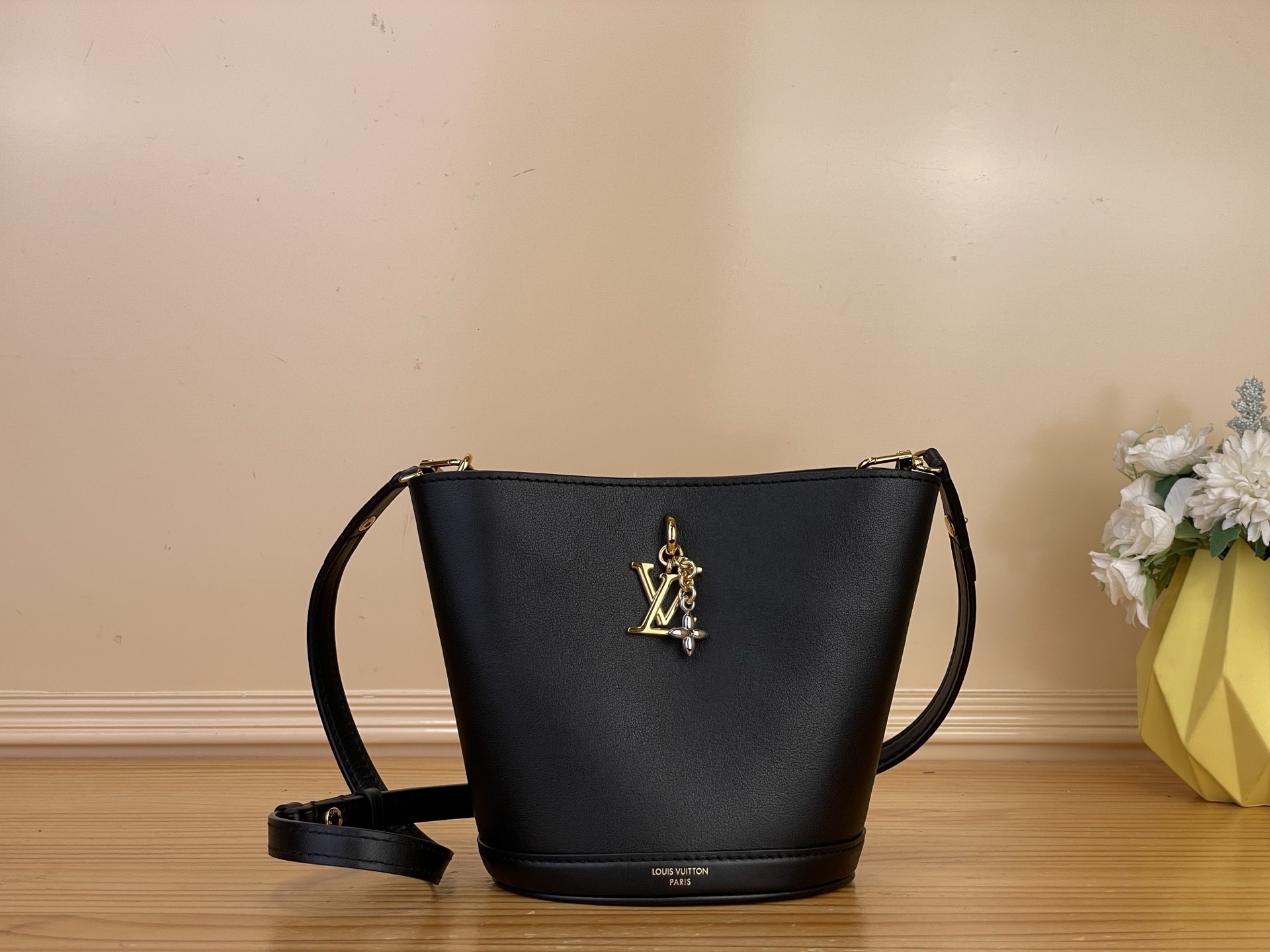 NO:767048,Top original order M27260 Black This Bloom Mini Hobo xl handbag is designed for daily life and suitable for all seasons. Made of smooth cow leather, the letter-shaped decoration complements the Monogram Flower ys pattern, and the metal parts add highlights. The detachable shoulder strap embellishes the elegant design, with ample space to accommodate daily needs. Size 16*11*17.5cm.5617968,,cowhide19860909顶级原单M27260黑色本款Bloom Mini Hobo xl手袋专为日常生活而设计,四季皆宜.采用光滑牛皮革精制,字母造型装饰与Monogram Flower ys图案相映成趣,金属件平添亮点.可拆卸肩带点缀优雅设计,充裕空间可容纳日常所需.尺寸16*11*17.5cm.5617968,,cowhide,Bag