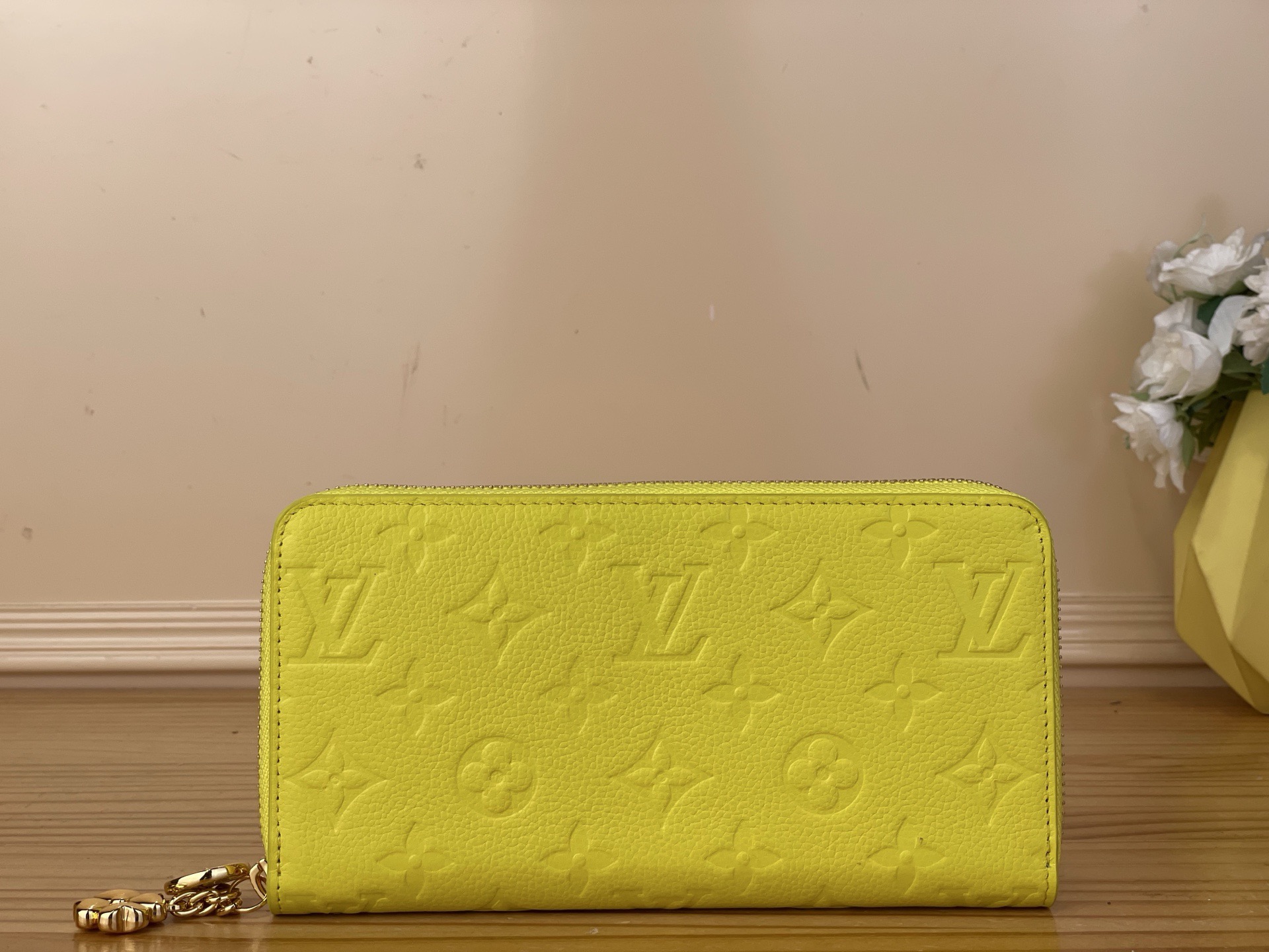 NO:767109,Top original item [Ziy Zipper Wallet] M27504 Yellow/Blue (Four-leaf Clover) The iconic 'Jipti Wallet' is reinterpreted in bright colors suitable for the Japan-limited 'Super Lucky Day' series. This is a single product made of Monogram Emreinte yh leather material that symbolizes the Maison. Gold accessories, including fancy zippers that resemble clovers, add a joyful atmosphere to all accessories series. Size 5 x 10.5 x  2.5cm.3112038,,wallets19860909顶级原单【Ziy 拉链钱夹】M27504 黄色/蓝色（四叶草） 以适合日本限定的“超级幸运日”系列的鲜艳色彩重新诠释了标志性的“吉普提钱包”.这是一款以象征Maison的Monogram Emreinte yh皮革材质制成的单品.金色的配件,包括仿似三叶草的花哨拉链,为所有配饰系列增添了欢乐的气氛. 尺寸5 x 10.5 x 2.5厘米.3112038,,wallets,Bag
