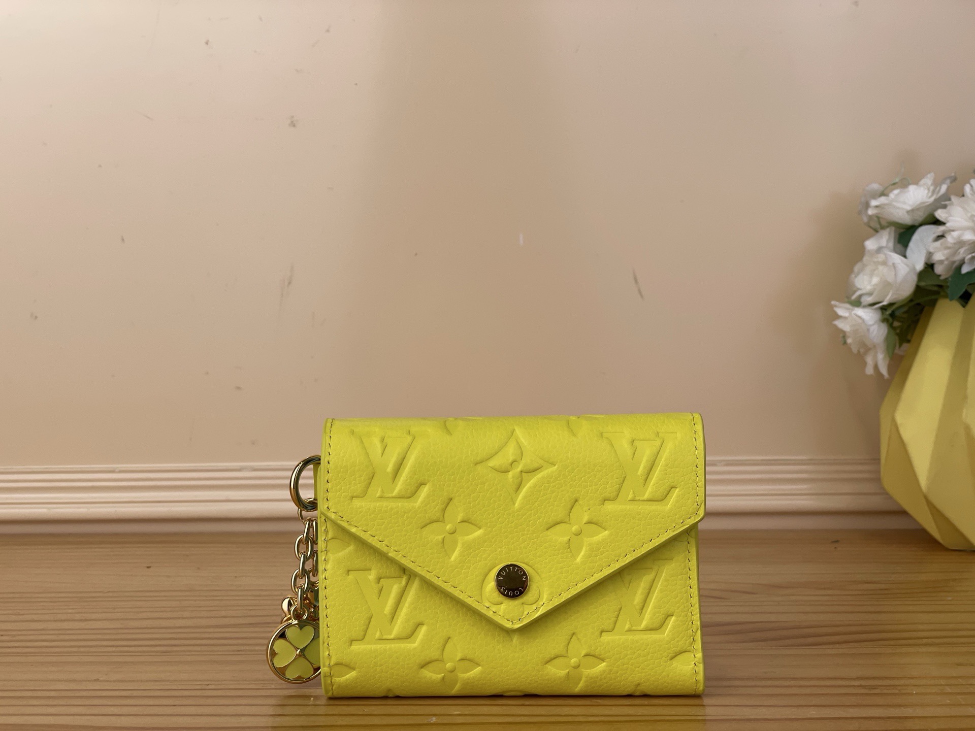 NO:767121,Top original item [Victorine Wallet] m28292 Yellow/Blue (Clover) The playful 'Wallet Victory' debuted as a Japan-limited 'Super Lucky Day' series. It is finished in bright leather and also painted with bright linings in different colors. It features multiple storage compartments that can safely store coins, cards, and banknotes. Plus an elegant golden clover-shaped charm with the theme of lucky attraction. Size 12 x 9.5 x  2.5 cm.2613036 (width x height x side),,wallets19860909顶级原单【Victorine 钱夹】 m28292 黄色/蓝色（三叶草） 作为日本限定的“超级幸运日”系列登场的充满玩心的“钱包胜利”.yh用鲜艳的皮革完成,同样用不同的颜色涂上鲜艳的衬里.其特点是可以安全保管硬币、卡、纸币的多个收纳.加上以幸运吸引为主题的高雅的金色三叶草形吊饰. 尺寸12 x 9.5 x 2.5厘米.2613036（宽x高x边）,,wallets,Bag