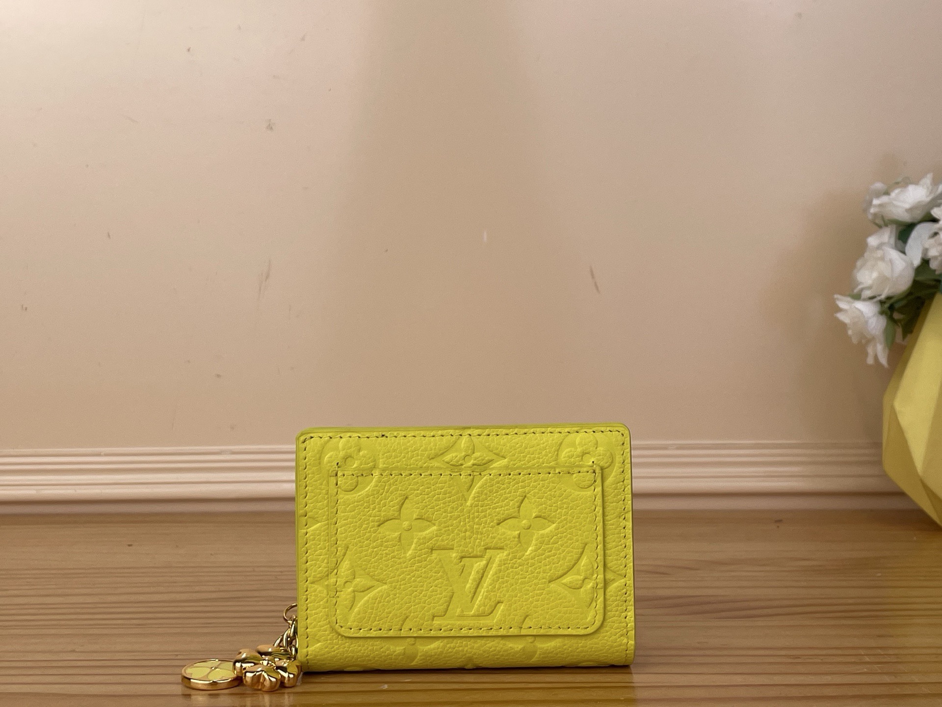 NO:767133,Top original item [CLEA Wallet] m27506 Yellow/Blue (Clover) As a Japan-limited 'Super Lucky Day' series, the statement item 'Wallet Claire' with a cheerful atmosphere completed in citrus tones. Using Monogram·Amlant  This model in yh leather is colored with clover-shaped zipper pulls and a matching pattern is drawn using hot stamping (branding) techniques. The highly practical interior is decorated with sky blue lining and is equipped with abundant pockets and slots to safely store valuables. Dimensions 11 x 8.5 x 3.5 cm 2913036 (width x height x sides),,wallets19860909顶级原单【CLEA 钱夹】m27506 黄色/蓝色（三叶草） 作为日本限定的“超级幸运日”系列,以柑橘色调完成的欢快氛围的声明项目“钱包克莱尔”.使用Monogram·Amlant yh皮革的本模型用三叶草形的拉链拉手着色,用热冲压（烙印）的技法绘制了配套的图案.实用性极佳的内部装修装饰了天蓝色的衬里,配备了可以安全收纳贵重物品的丰富口袋和插槽. 尺寸11 x 8.5 x 3.5厘米 2913036（宽x高x边）,,wallets,Bag
