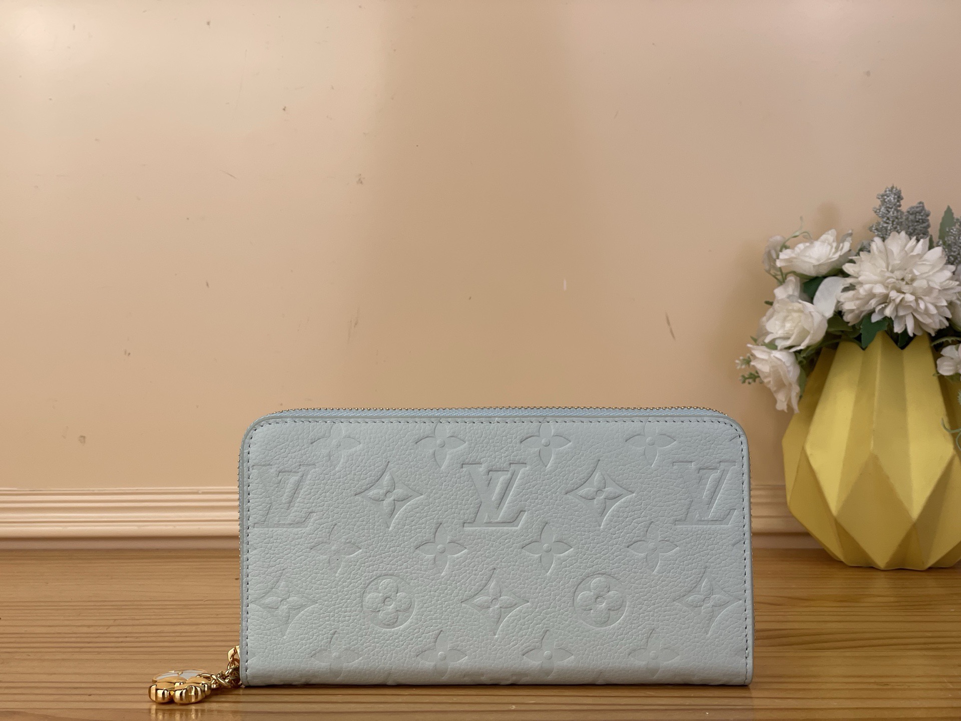 NO:767144,The top original item [Ziy Zipper Wallet] M27504 grey-blue/gray (four-leaf clover) reinterprets the iconic 'Jipti Wallet' with bright colors suitable for the Japan-limited 'Super Lucky Day' series.yh This is a single product made of Monogram Emreinte leather material that symbolizes the Maison. Gold accessories, including fancy clover-like zippers, add a joyful atmosphere to all accessories series. Size 5 x 10.5 x  2.5cm.3114036,,wallets19860909顶级原单【Ziy 拉链钱夹】M27504 灰蓝色/灰色（四叶草） 以适合日本限定的“超级幸运日”系列的鲜艳色彩重新诠释了标志性的“吉普提钱包”.yh这是一款以象征Maison的Monogram Emreinte皮革材质制成的单品.金色的配件,包括仿似三叶草的花哨拉链,为所有配饰系列增添了欢乐的气氛. 尺寸5 x 10.5 x 2.5厘米.3114036,,wallets,Bag