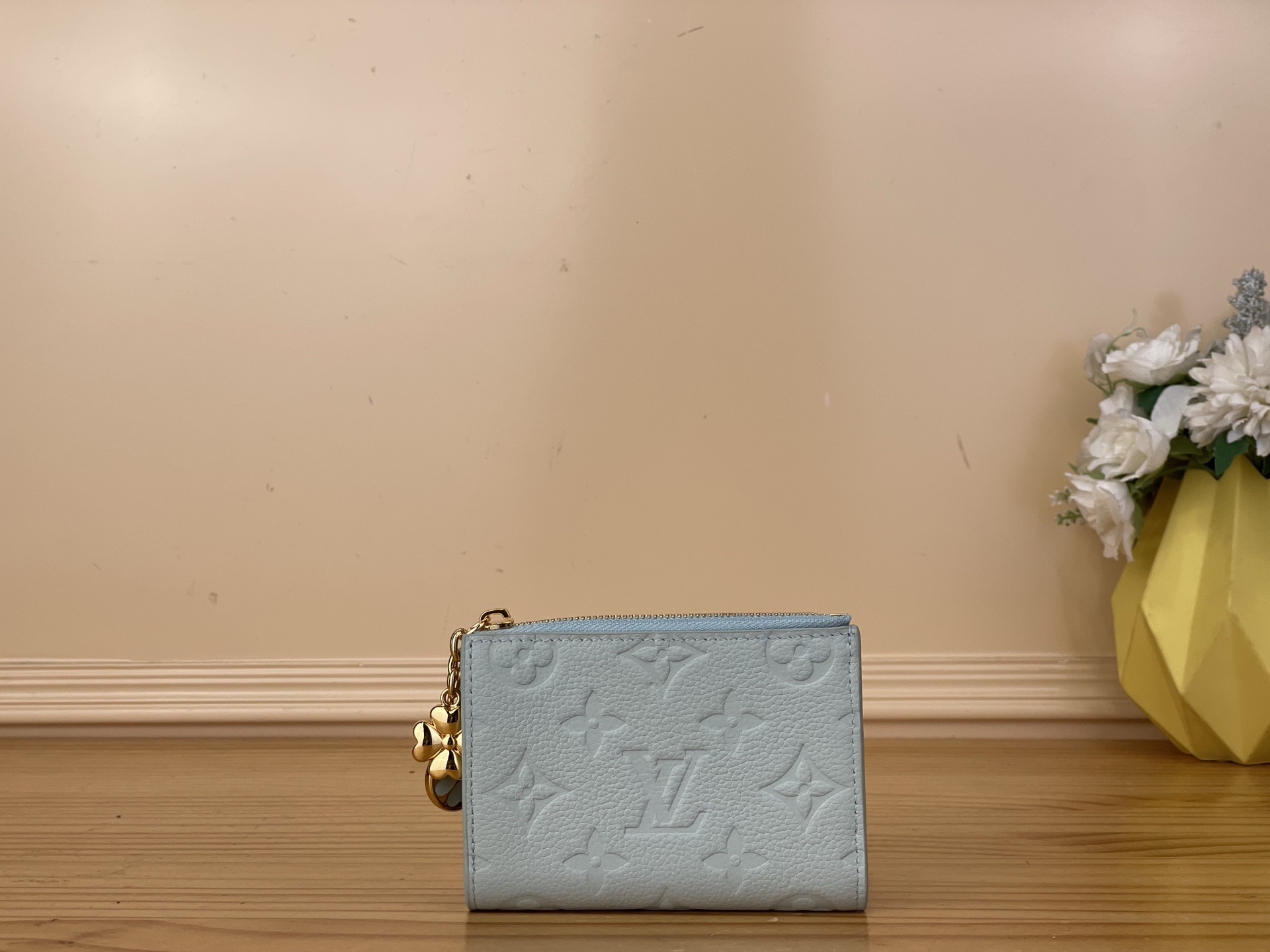 NO:767037,Top original item [CHARMS Pocket Wallet] m27767 Gray Blue/Gray (Clover) As a Japan-limited 'Super Lucky Day' series, the statement item 'Wallet Claire' with a cheerful atmosphere completed in citrus tones. Using Monogram·Amlant  This model in yh leather is colored with clover-shaped zipper pulls and a matching pattern is drawn using hot stamping (branding) techniques. The highly practical interior is decorated with sky blue lining and is equipped with abundant pockets and slots for safely storing valuables. Dimensions 11 x 8.5 x 3.5 cm 2313035 (width x height x sides),,wallets19860909顶级原单【CHARMS 口袋钱夹】m27767 灰蓝色/灰色（三叶草） 作为日本限定的“超级幸运日”系列,以柑橘色调完成的欢快氛围的声明项目“钱包克莱尔”.使用Monogram·Amlant yh皮革的本模型用三叶草形的拉链拉手着色,用热冲压（烙印）的技法绘制了配套的图案.实用性极佳的内部装修装饰了天蓝色的衬里,配备了可以安全收纳贵重物品的丰富口袋和插槽. 尺寸11 x 8.5 x 3.5厘米 2313035（宽x高x边）,,wallets,Bag