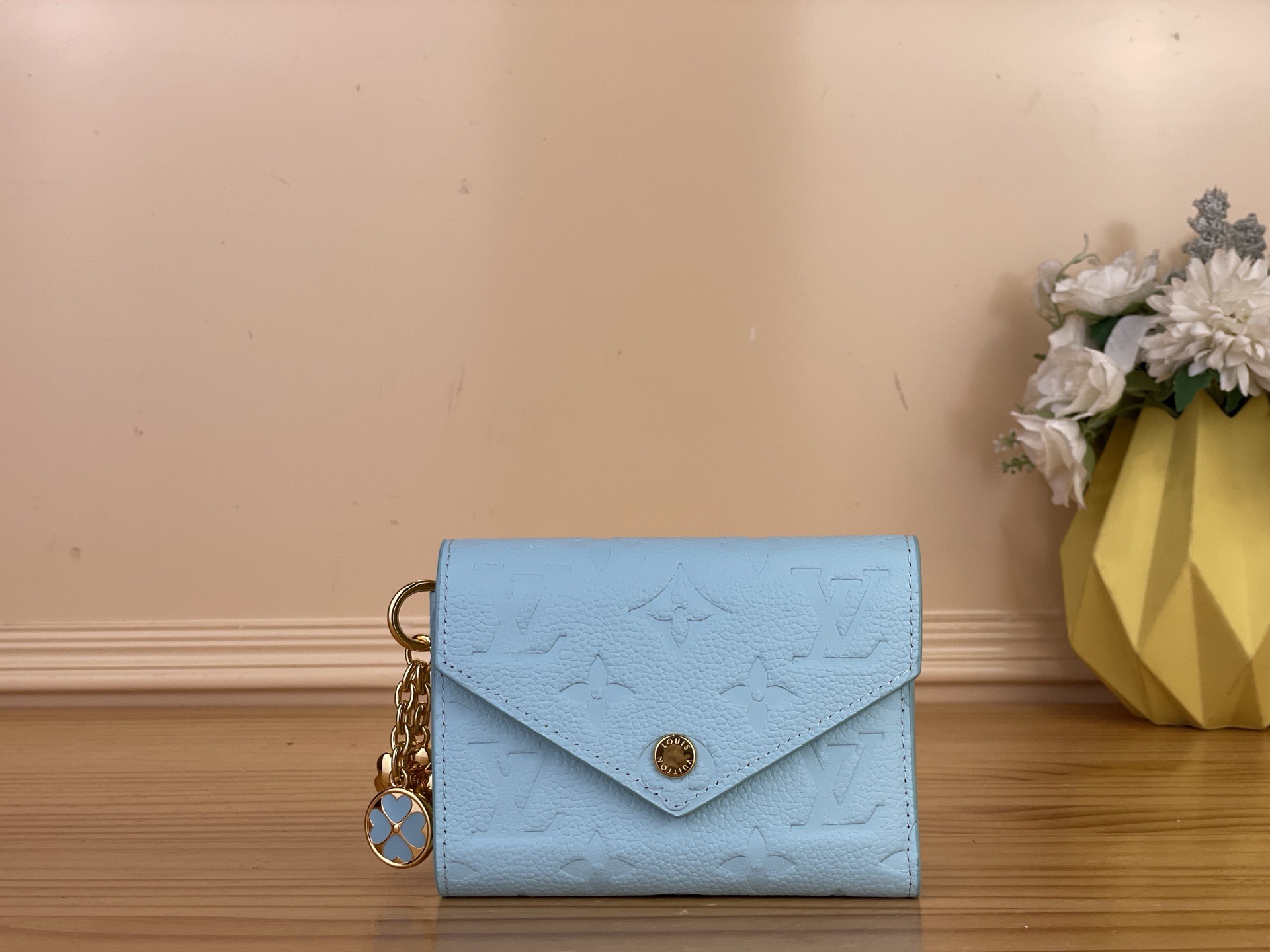 NO:767049,Top original item [Victorine Wallet] m28293 Yellow/Blue (Clover) The playful 'Wallet Victory' debuted as a Japan-limited 'Super Lucky Day' series. It is finished in bright leather and also painted with bright linings in different colors. It features multiple storage compartments that can safely store coins, cards, and banknotes. Plus an elegant golden clover-shaped charm with the theme of lucky attraction. Size 12 x 9.5 x  2.5 cm.2613036 (width x height x side),,wallets19860909顶级原单【Victorine 钱夹】m28293 黄色/蓝色（三叶草） 作为日本限定的“超级幸运日”系列登场的充满玩心的“钱包胜利”.yh用鲜艳的皮革完成,同样用不同的颜色涂上鲜艳的衬里.其特点是可以安全保管硬币、卡、纸币的多个收纳.加上以幸运吸引为主题的高雅的金色三叶草形吊饰. 尺寸12 x 9.5 x 2.5厘米.2613036（宽x高x边）,,wallets,Bag