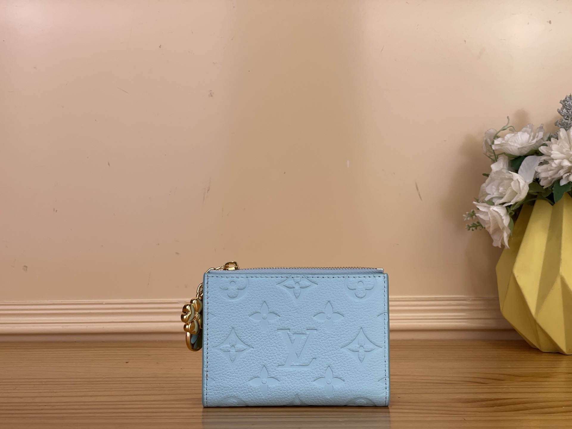 NO:767060,Top original item [CHARMS Pocket Wallet] m27767 Blue/Yellow (Clover) As a Japan-limited 'Super Lucky Day' series, the statement item 'Wallet Claire' with a cheerful atmosphere completed in citrus tones. Using Monogram·Amlant  This model in yh leather is colored with clover-shaped zipper pulls and a matching pattern is drawn using hot stamping (branding) techniques. The highly practical interior is decorated with sky blue lining and is equipped with abundant pockets and slots to safely store valuables. Dimensions 11 x 8.5 x 3.5 cm 2313036 (width x height x sides),,wallets19860909顶级原单【CHARMS 口袋钱夹】m27767 蓝色/黄色（三叶草） 作为日本限定的“超级幸运日”系列,以柑橘色调完成的欢快氛围的声明项目“钱包克莱尔”.使用Monogram·Amlant yh皮革的本模型用三叶草形的拉链拉手着色,用热冲压（烙印）的技法绘制了配套的图案.实用性极佳的内部装修装饰了天蓝色的衬里,配备了可以安全收纳贵重物品的丰富口袋和插槽. 尺寸11 x 8.5 x 3.5厘米 2313036（宽x高x边）,,wallets,Bag