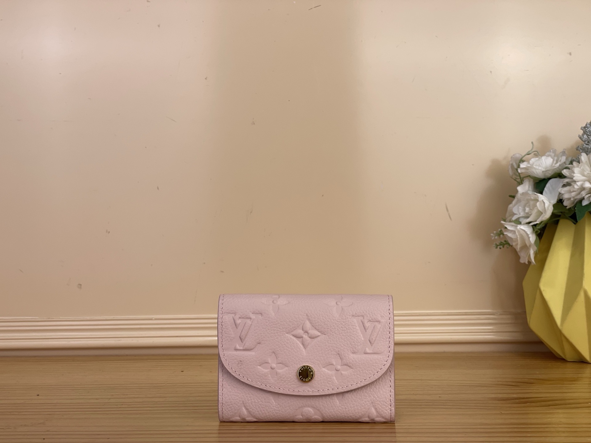 NO:767107,Top original item [ROSALIE coin purse] m26894 light pink. This Rosalie coin purse is made of Monogram Emreinte yh leather rendered in pastel tones, making it a trendy choice for the new season. Dazzling metal parts highlight elegant details, and the compact structure includes zipper pockets, patch pockets and card slots. Dimensions 11 x 8 x 2.5 cm 1812026 (length x height x width),,wallets19860909顶级原单【ROSALIE 零钱包】 m26894 浅粉色 本款 Rosalie 零钱包为 Monogram Emreinte yh皮革渲染粉彩色调,成就新季潮流之选.耀目金属件彰显雅致细节,紧凑构型囊括拉链袋、贴袋和卡位. 尺寸11 x 8 x 2.5 厘米 1812026 (长度 x 高 x 宽),,wallets,Bag