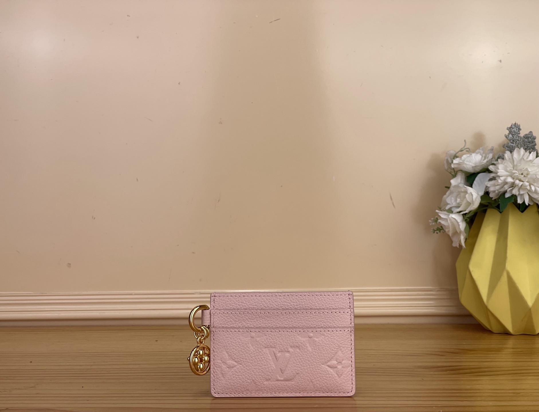 NO:767119,Top original item [Charms card holder] M27888 pink (four-leaf clover) This LV beaded card holder belongs to the 'Letter Pattern Sparkle' series. It is made of cowhide with the brand's iconic letter pattern and is equipped with an iconic LV yh circular pattern ornament. Its compact design is equipped with five card slots. Size 10.2x 7.3x 0.3cm 1812026,, louis  vuitton,cowhide19860909顶级原单【Charms card holder 卡片夹】M27888 粉色（四叶草） 这款 LV 珠饰卡夹属于“字母图案闪耀”系列.它由带有品牌标志性字母图案的牛皮制成,并配有一枚标志性的 LV yh圆形图案的饰品.其小巧的设计配有五个卡槽. 尺寸 10.2x 7.3x 0.3cm 1812026,,louis vuitton,cowhide,Bag
