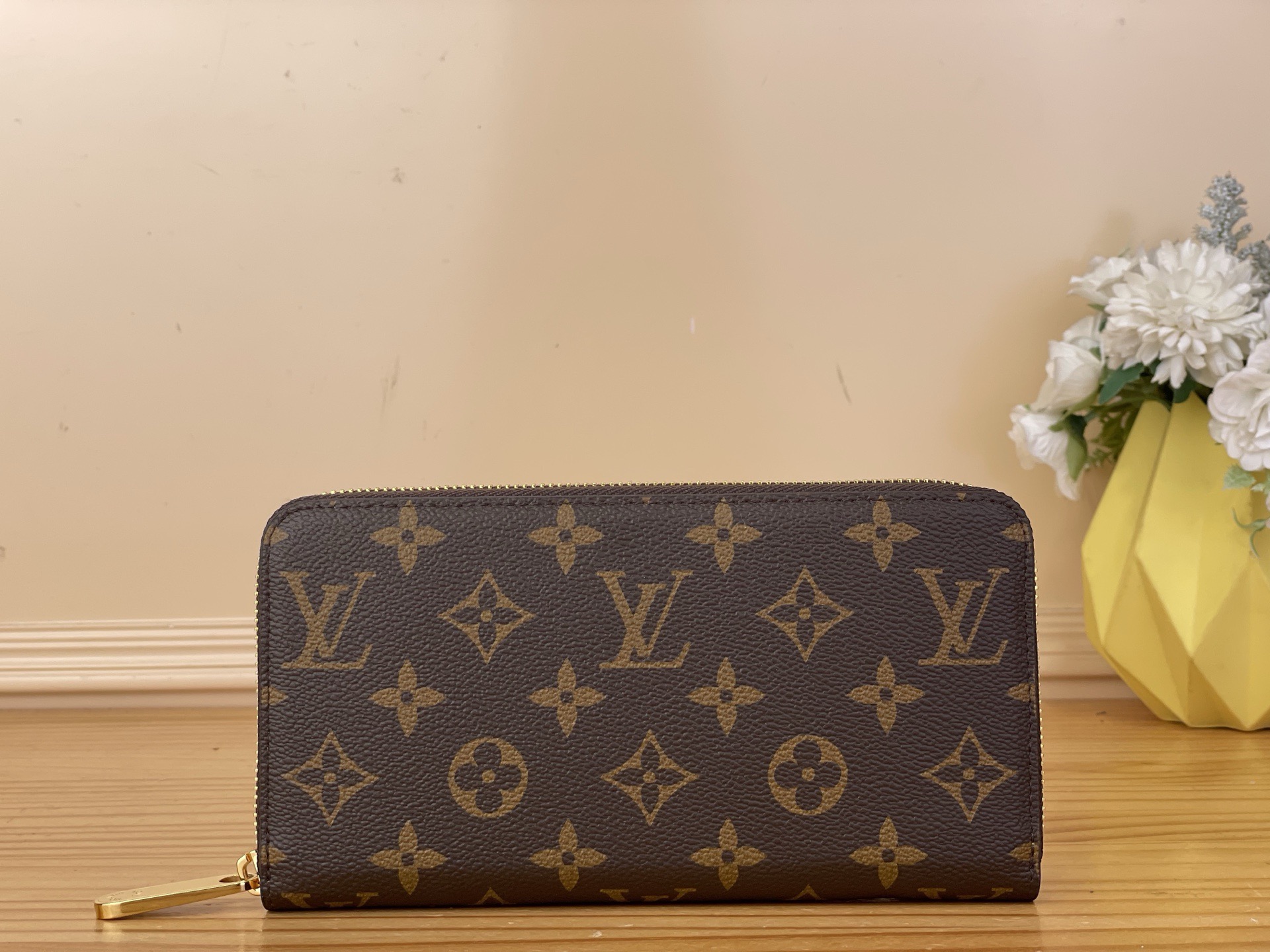 NO:767130,Top Original [ZIY Zipper Wallet] m28278 Presbyopia/Yellow (Four Leaf Clover) As one of Louis Vuitton's representative works, this Ziy Zipper Wallet is made of Monogram yh canvas and is practical, including spacious compartments, a zippered coin pocket and multiple credit card slots. The wallet is named for its strong wrap-around zipper and is lined with grained leather. Fully functional, it can also be used as a clutch. Size 19.5 x  10.5 x 2.5 cm 2112830,,louis vuitton,handbag19860909顶级原单【ZIY 拉链钱夹】 m28278 老花/黄色（四叶草） 作为路易威登代表性作品之一,此款 Ziy 拉链钱夹由 Monogram yh帆布制成,具有实用性,包含宽敞隔层、一个拉链硬币袋和多个信用卡槽.该钱夹因其牢靠的环绕式拉链而得名,配有粒面皮革内衬.功能齐全,亦可用作手拿包. 尺寸19.5 x 10.5 x 2.5 厘米 2112830,,louis vuitton,handbag,Bag