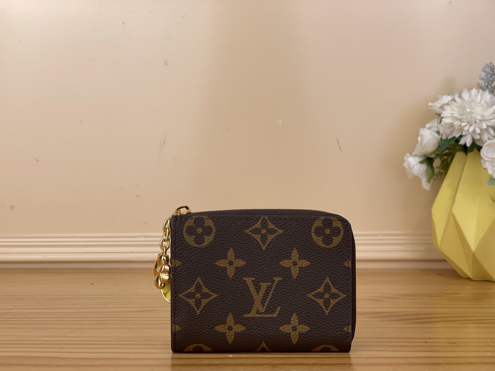 NO:767141,Top original item [Pocket Card Holder Coin Purse] M27769 Presbyopia/Yellow (Four-leaf Clover) 'Noah Wallet Compact' made of Louis Vuitton's iconic monogram canvas. Open the characteristic L-shaped zipper and you can see the colorful leather lining, a compact square wallet. In addition to the 6 card slots on the inside, it is also equipped with a loose folding pocket. Size 11 x 8.5 x 1.5 cm  1912026,,louis vuitton,wallets19860909顶级原单【口袋 卡夹零钱包】 M27769 老花/黄色（四叶草） 用路易威登的标志性字母图案帆布制作的“诺亚钱包 紧凑”.yh打开具有特征的L字型拉链,可以看到五颜六色的皮革衬里,小巧的方形钱包.除了内侧配置的6个卡槽外,还配备了宽松的折叠口袋. 尺寸 11 x 8.5 x 1.5厘米 1912026,,louis vuitton,wallets,Bag