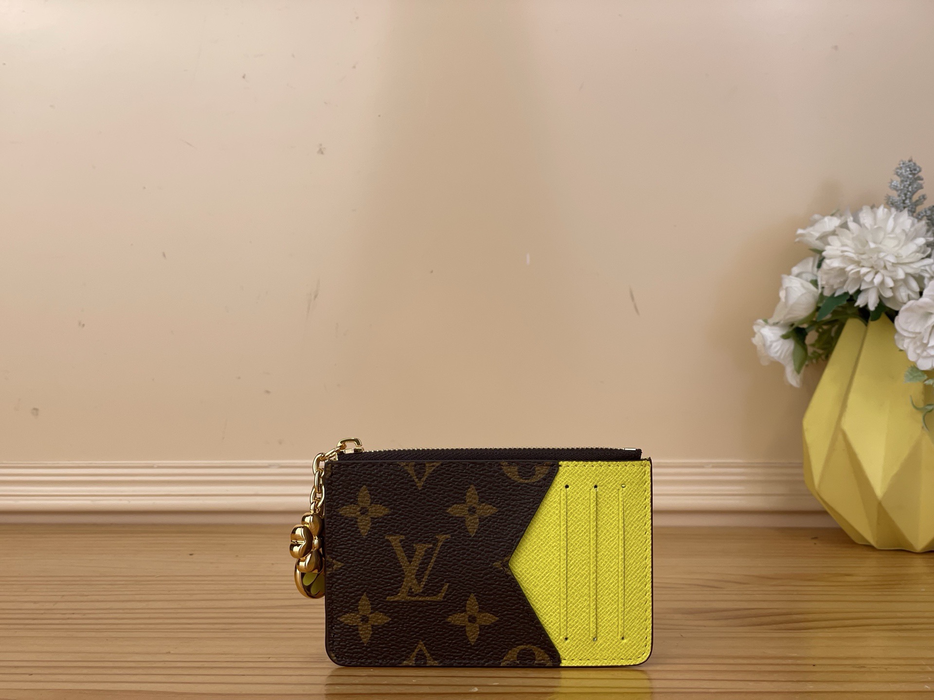 NO:767038,Top original item [Romy Card Holder Wallet] M27771 Presbyopia/Yellow (Four-leaf Clover) 'Porto Cult Romy' is characterized by modern atmosphere and multiple functions. The simple design of the card holder, paired with a zipper-opening cosmetic bag with a compartment, yh improves the practicality. The cosmetic bag part is very suitable for storing cash, coins and receipts. Use Monogram & Monogram  Carefully crafted fresh model in Reverse canvas, embellished with a colorful leather lining and LV hoop zipper pulls in the shape of gold metal. Made. Size 12 x 8 x 0.8 cm 1812027, louis vuitton, versace, cosmetic bags & cases19860909顶级原单【Romy 卡夹钱夹】 M27771 老花/黄色（四叶草） 以现代氛围和多种功能为特征的“波尔图邪教罗米”.卡包的简单设计,搭配拉链开合式带夹层的化妆包,yh提高了实用性.化妆包部分非常适合收纳现金、硬币和收据.用Monogram & Monogram Reverse帆布精心制作的新鲜模型,用色彩鲜艳的皮革衬里和金色金属形状的LV圈拉链拉手点缀.做了. 尺寸12 x 8 x 0.8 cm 1812027,,louis vuitton,versace,cosmetic bags & cases,Bag