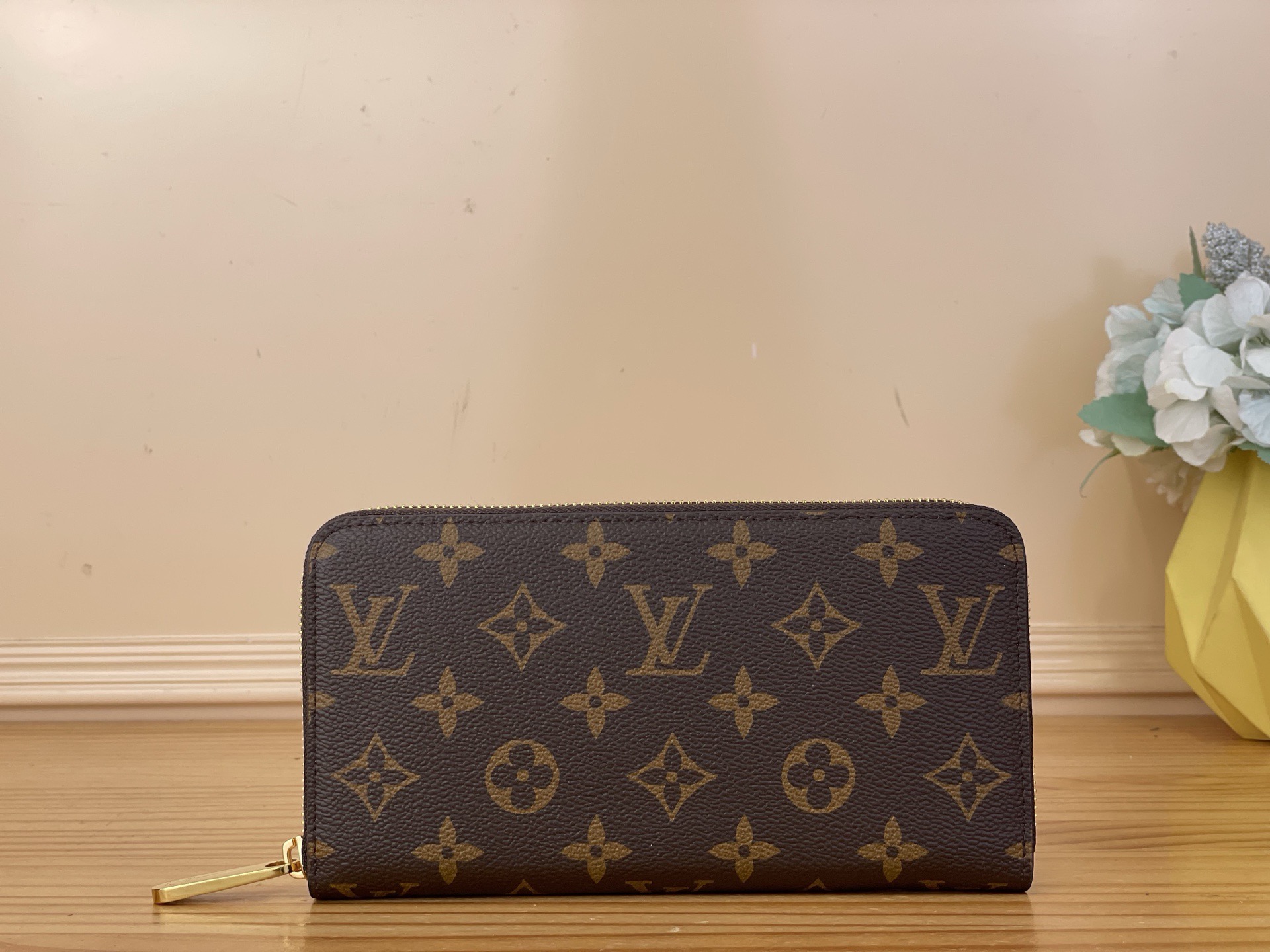 NO:767050,Top Original [ZIY Zipper Wallet] m28278 Presbyopia/Blue (Four Leaf Clover) As one of Louis Vuitton's representative works, this Ziy Zipper Wallet is made of Monogram yh canvas and is practical. It contains spacious compartments, a zippered coin pocket and multiple credit card slots. The wallet is named for its strong wraparound zipper and is lined with grained leather. Fully functional, it can also be used as a clutch. Size 19.5 x  10.5 x 2.5 cm 2113036,,louis vuitton,handbag19860909顶级原单【ZIY 拉链钱夹】 m28278 老花/蓝色（四叶草） 作为路易威登代表性作品之一,此款 Ziy 拉链钱夹由 Monogram yh帆布制成,具有实用性,包含宽敞隔层、一个拉链硬币袋和多个信用卡槽.该钱夹因其牢靠的环绕式拉链而得名,配有粒面皮革内衬.功能齐全,亦可用作手拿包. 尺寸19.5 x 10.5 x 2.5 厘米 2113036,,louis vuitton,handbag,Bag