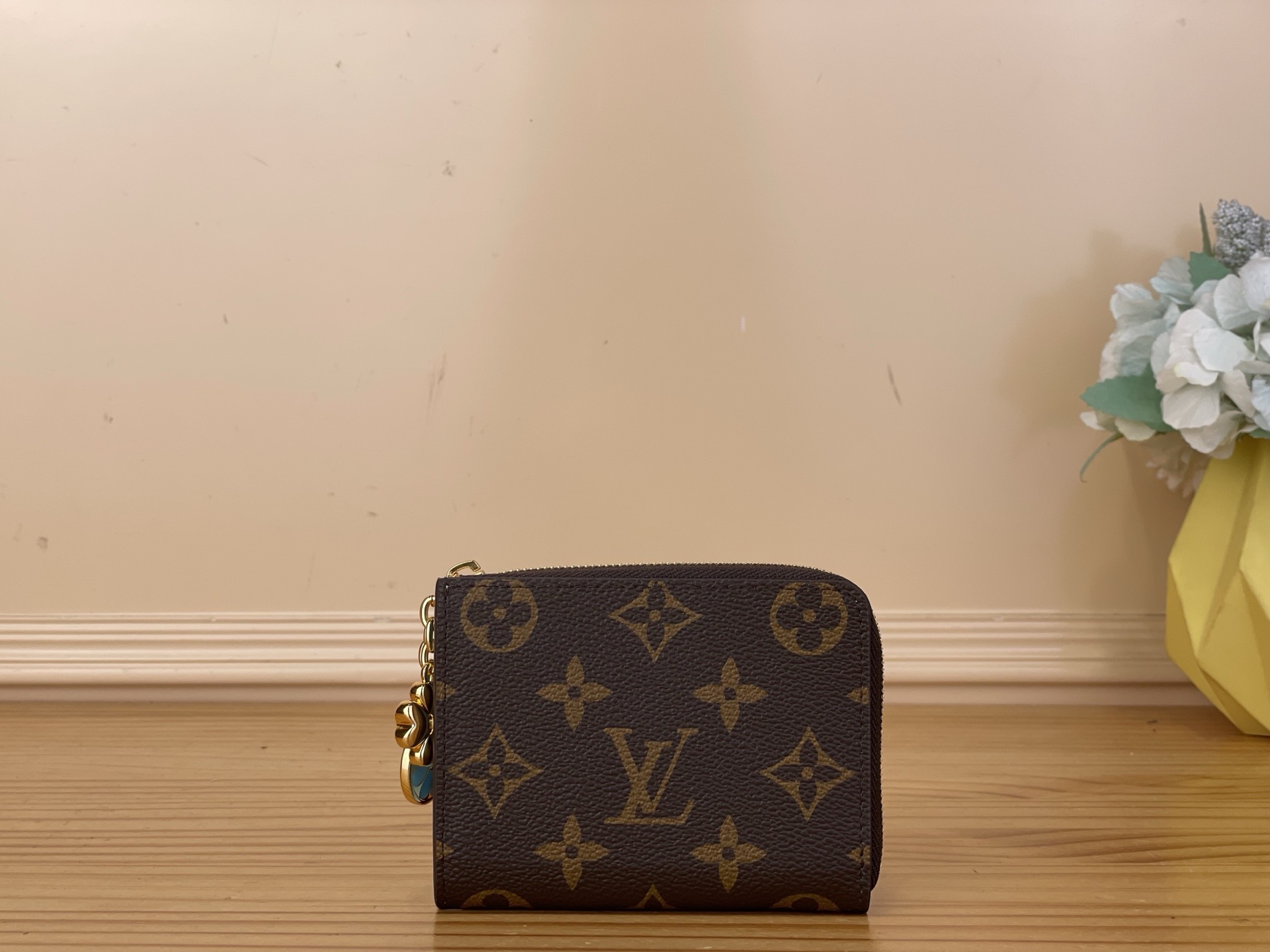 NO:767062,Top original item [Pocket Card Holder Coin Purse] M27769 Presbyopia/Blue (Four-leaf Clover) 'Noah Wallet Compact' made of Louis Vuitton's iconic monogram canvas. Open the characteristic L-shaped zipper to see the colorful leather lining, a compact square wallet. In addition to the 6 card slots on the inside, it is also equipped with a loose folding pocket. Size 11 x 8.5 x 1.5 cm  1912026,,louis vuitton,wallets19860909顶级原单【口袋 卡夹零钱包】 M27769 老花/蓝色（四叶草） 用路易威登的标志性字母图案帆布制作的“诺亚钱包 紧凑”.yh打开具有特征的L字型拉链,可以看到五颜六色的皮革衬里,小巧的方形钱包.除了内侧配置的6个卡槽外,还配备了宽松的折叠口袋. 尺寸 11 x 8.5 x 1.5厘米 1912026,,louis vuitton,wallets,Bag