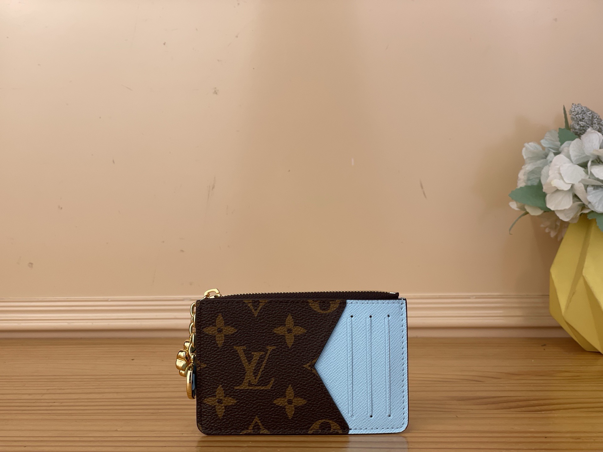 NO:767073,Top original item [Romy Card Holder Wallet] M27771 Presbyopia/Blue (Four-leaf Clover) 'Porto Cult Romy' is characterized by modern atmosphere and multiple functions. The simple design of the card holder, paired with a zipper-opening cosmetic bag with a compartment, yh improves the practicality. The cosmetic bag part is very suitable for storing cash, coins and receipts. Use Monogram & Monogram  Carefully crafted fresh model in Reverse canvas, embellished with a colorful leather lining and LV hoop zipper pulls in the shape of gold metal. Made. Size 12 x 8 x 0.8 cm 1812025, louis vuitton, versace, cosmetic bags & cases19860909顶级原单【Romy 卡夹钱夹】 M27771 老花/蓝色（四叶草） 以现代氛围和多种功能为特征的“波尔图邪教罗米”.卡包的简单设计,搭配拉链开合式带夹层的化妆包,yh提高了实用性.化妆包部分非常适合收纳现金、硬币和收据.用Monogram & Monogram Reverse帆布精心制作的新鲜模型,用色彩鲜艳的皮革衬里和金色金属形状的LV圈拉链拉手点缀.做了. 尺寸12 x 8 x 0.8 cm 1812025,,louis vuitton,versace,cosmetic bags & cases,Bag